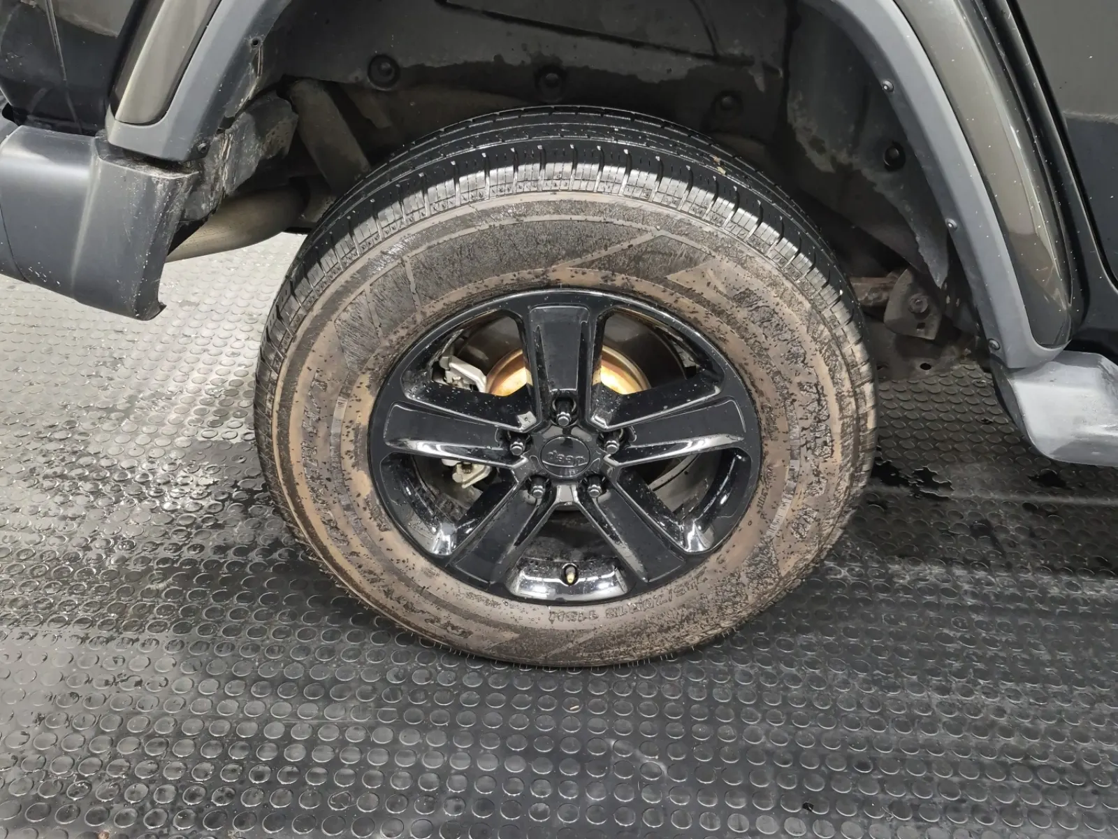 Right Rear Wheel/Tire Photo
