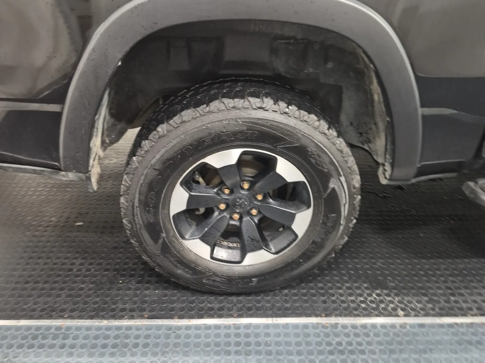 Right Rear Wheel/Tire Photo