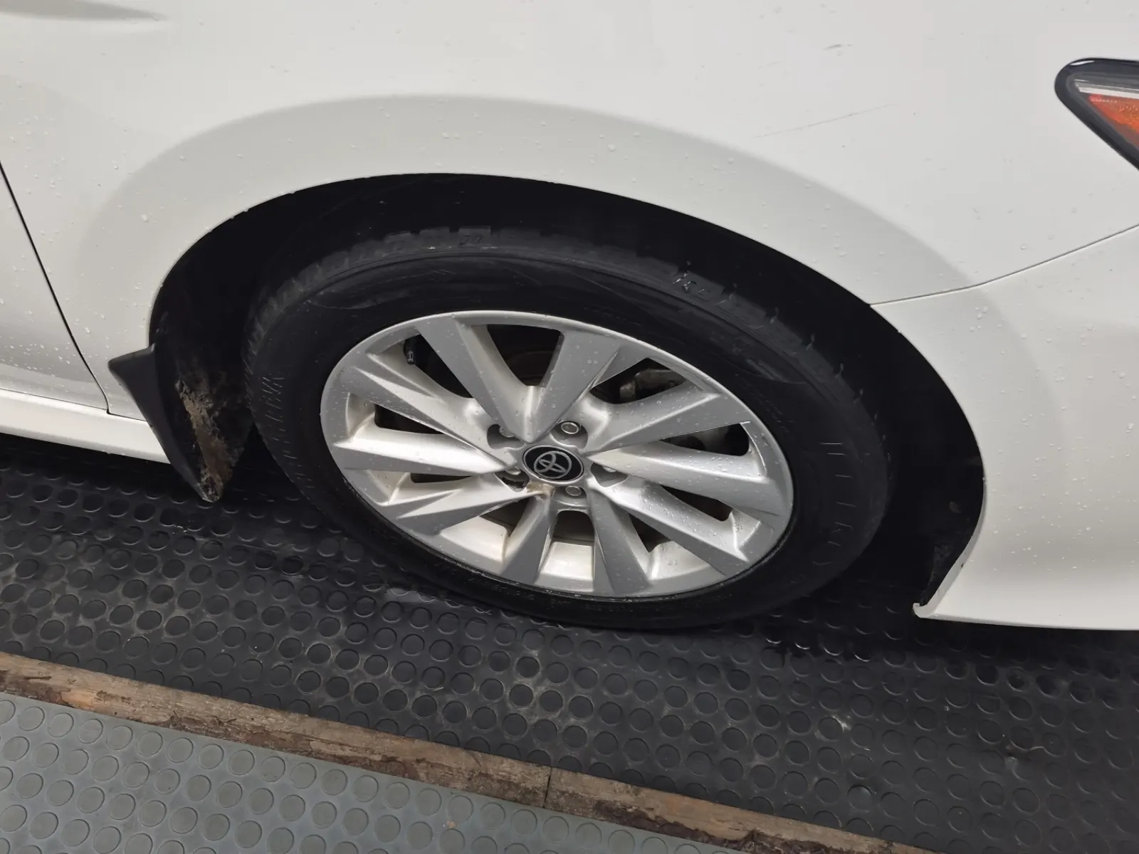 Right Front Wheel/Tire Photo