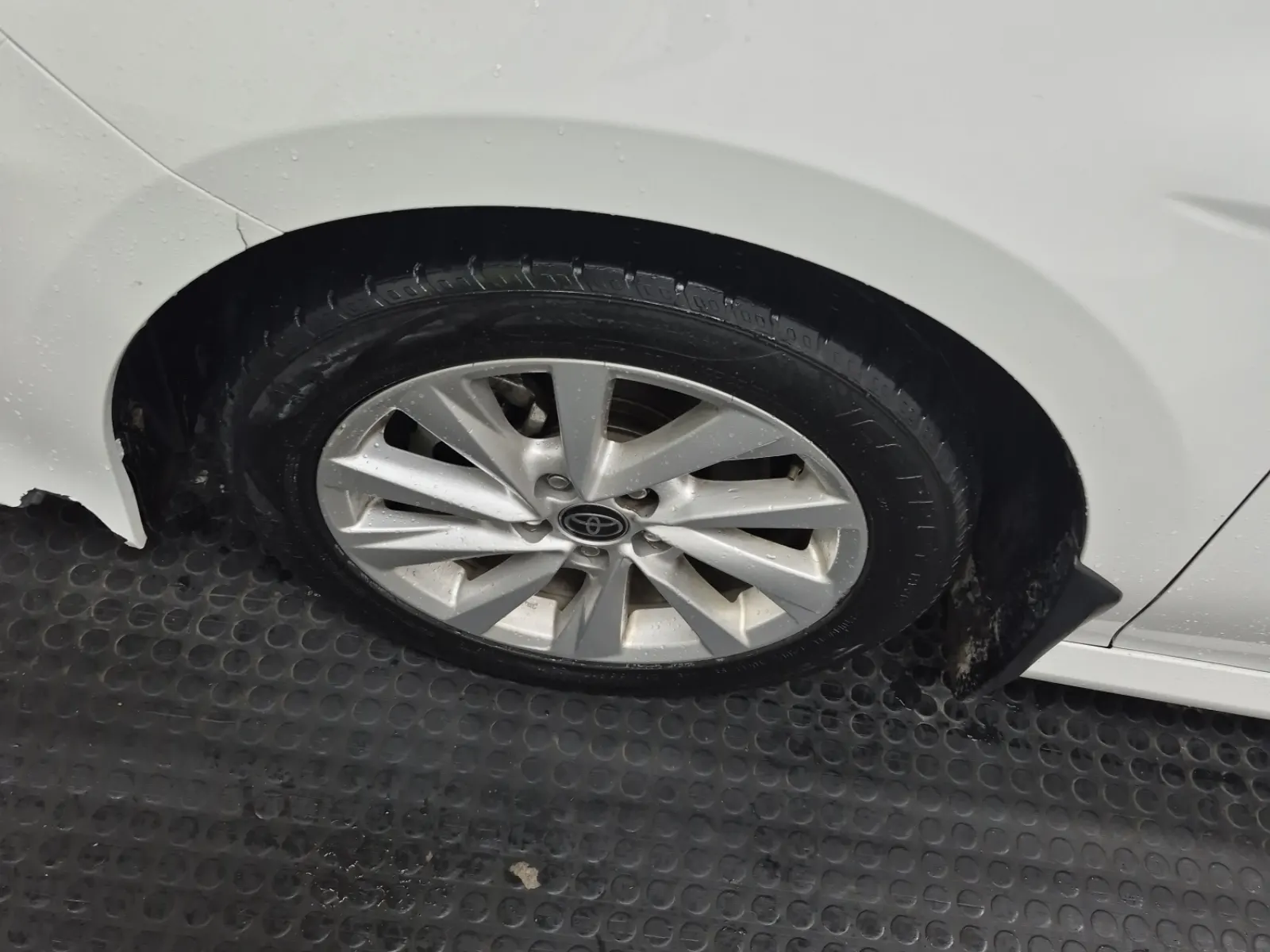 Front driver wheel/tire photo