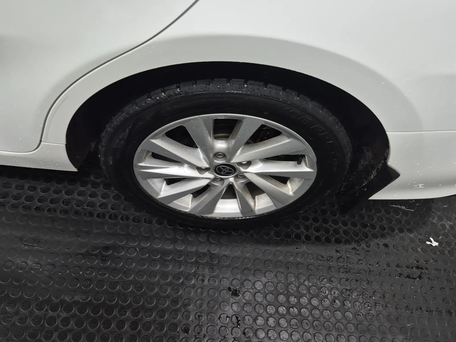Left Rear Wheel/Tire Photo