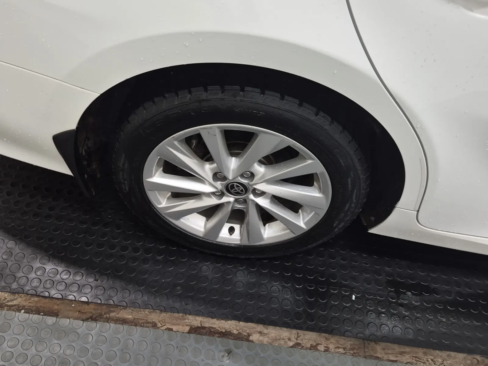 Right Rear Wheel/Tire Photo