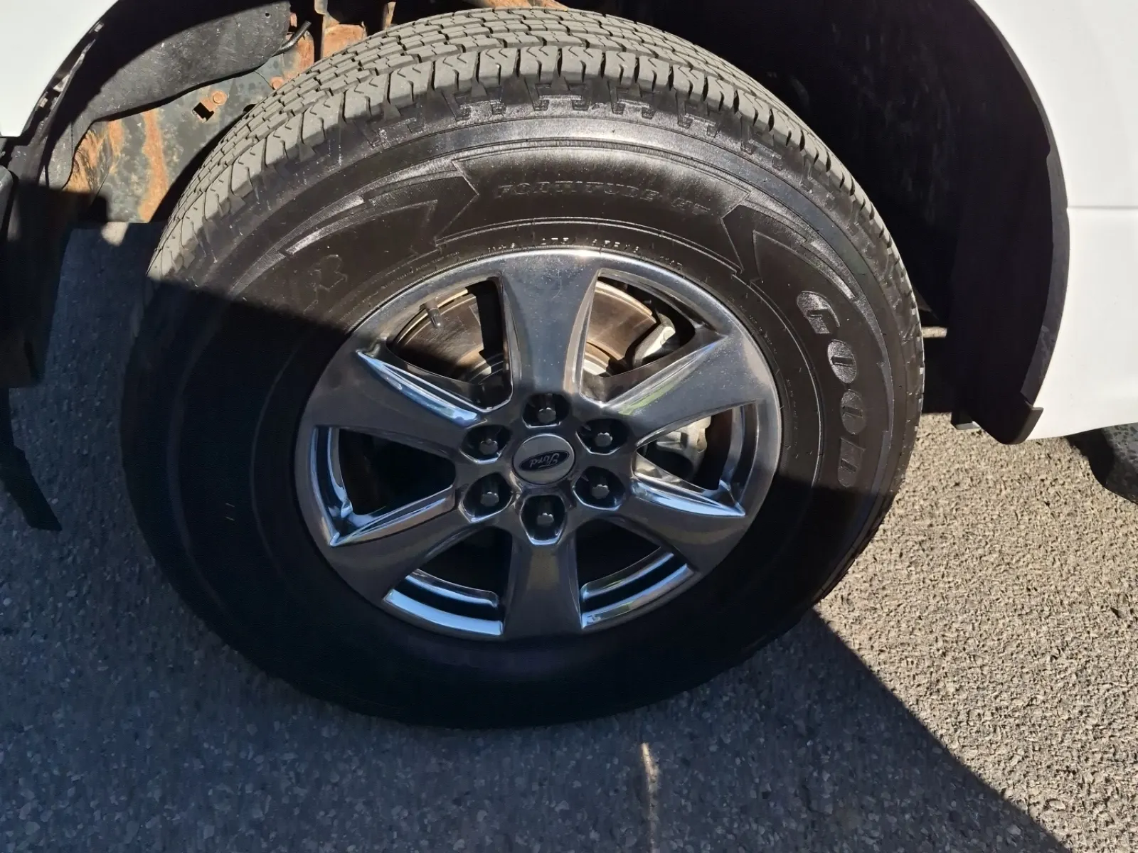 Front driver wheel/tire photo