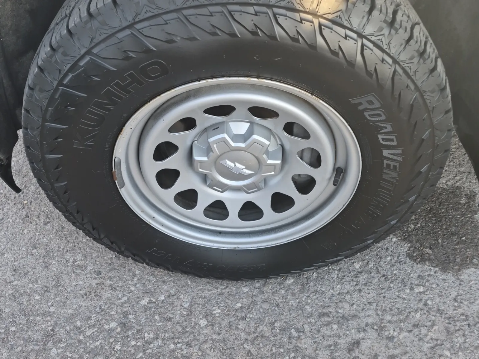 Front driver wheel/tire photo
