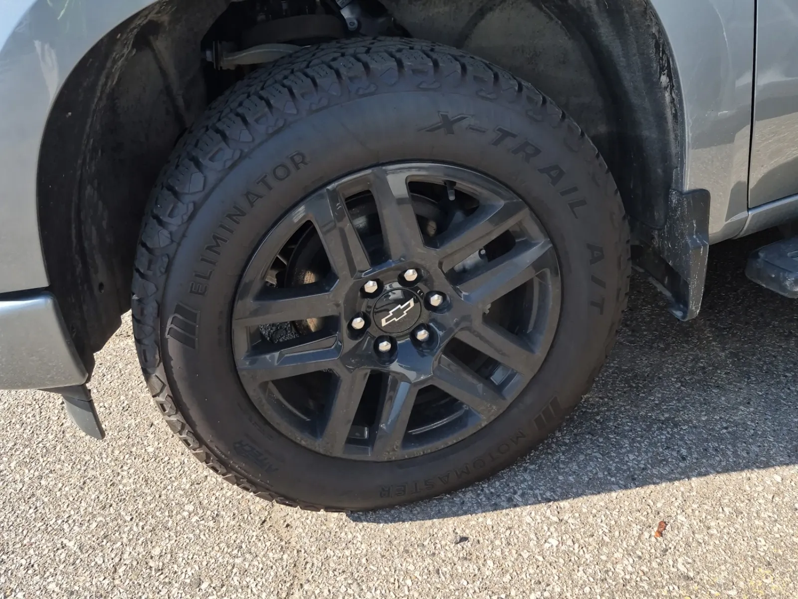 Front driver wheel/tire photo