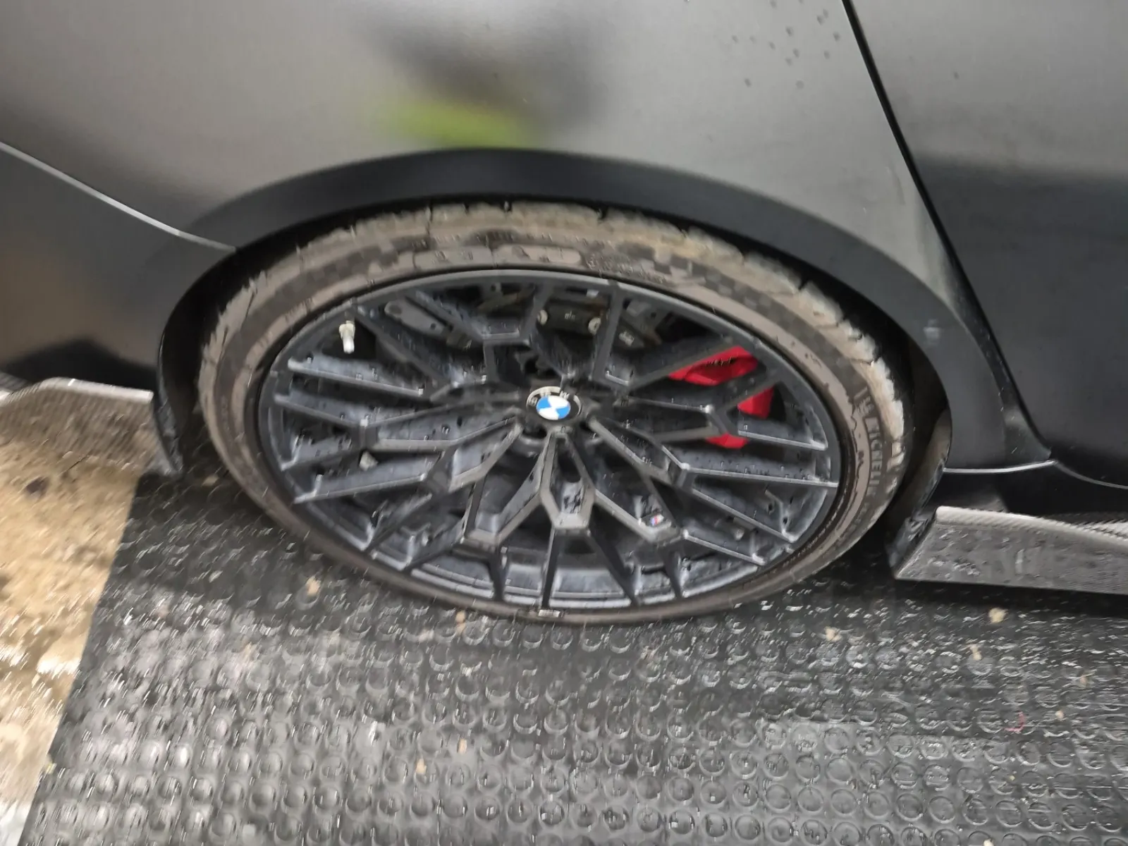 Right Rear Wheel/Tire Photo