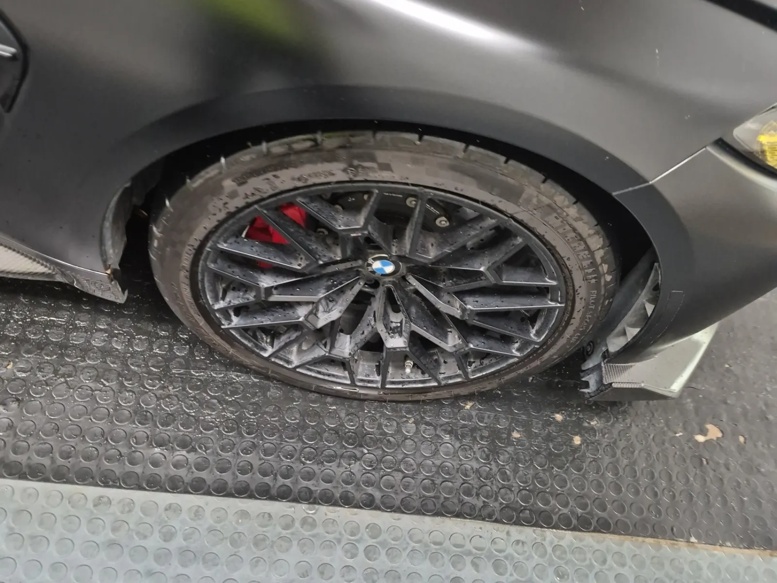 Right Front Wheel/Tire Photo