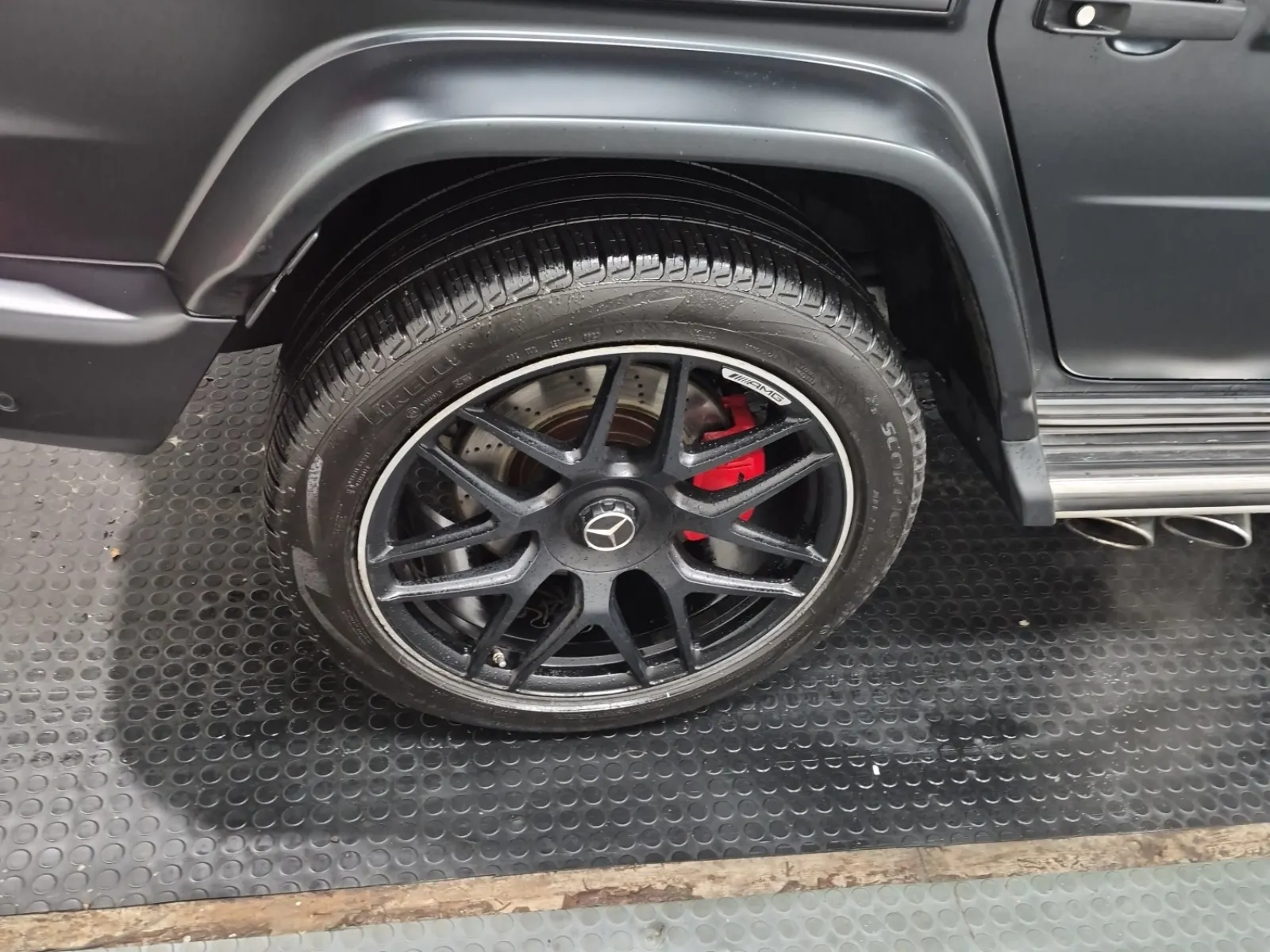 Right Rear Wheel/Tire Photo