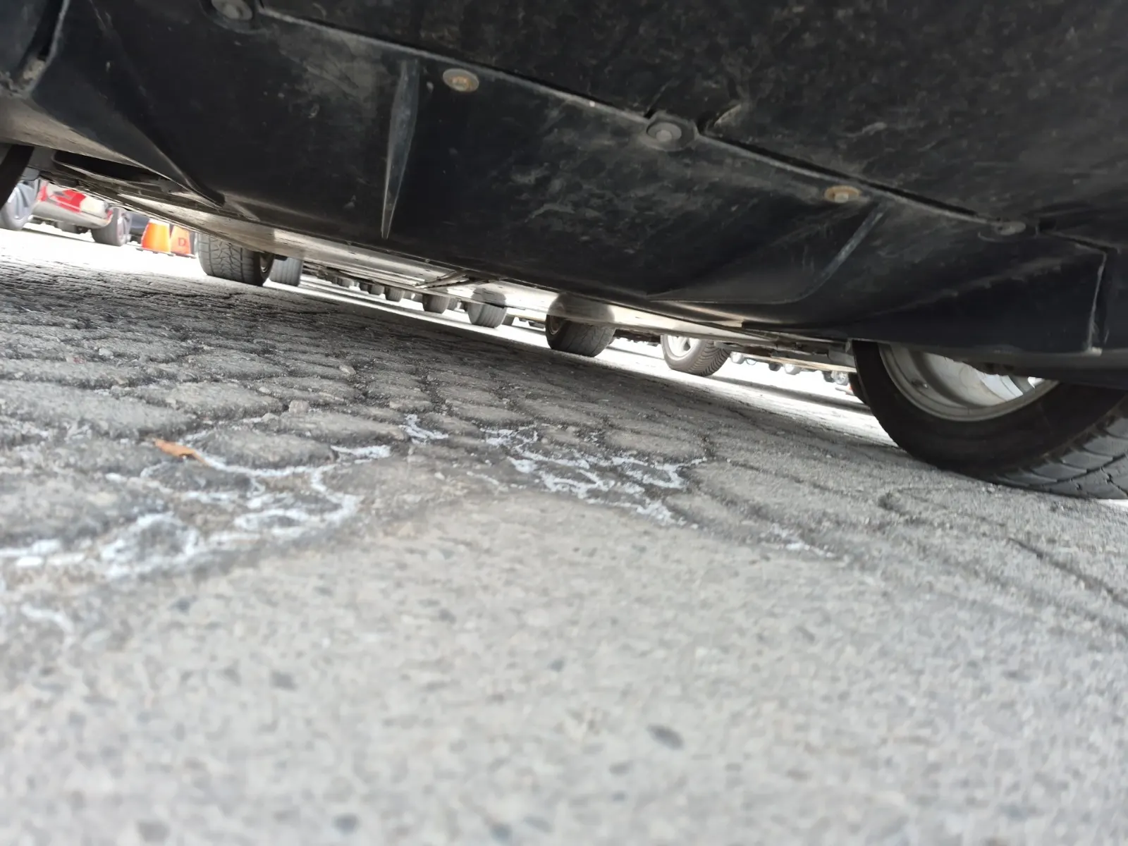 Undercarriage - Rear Photo