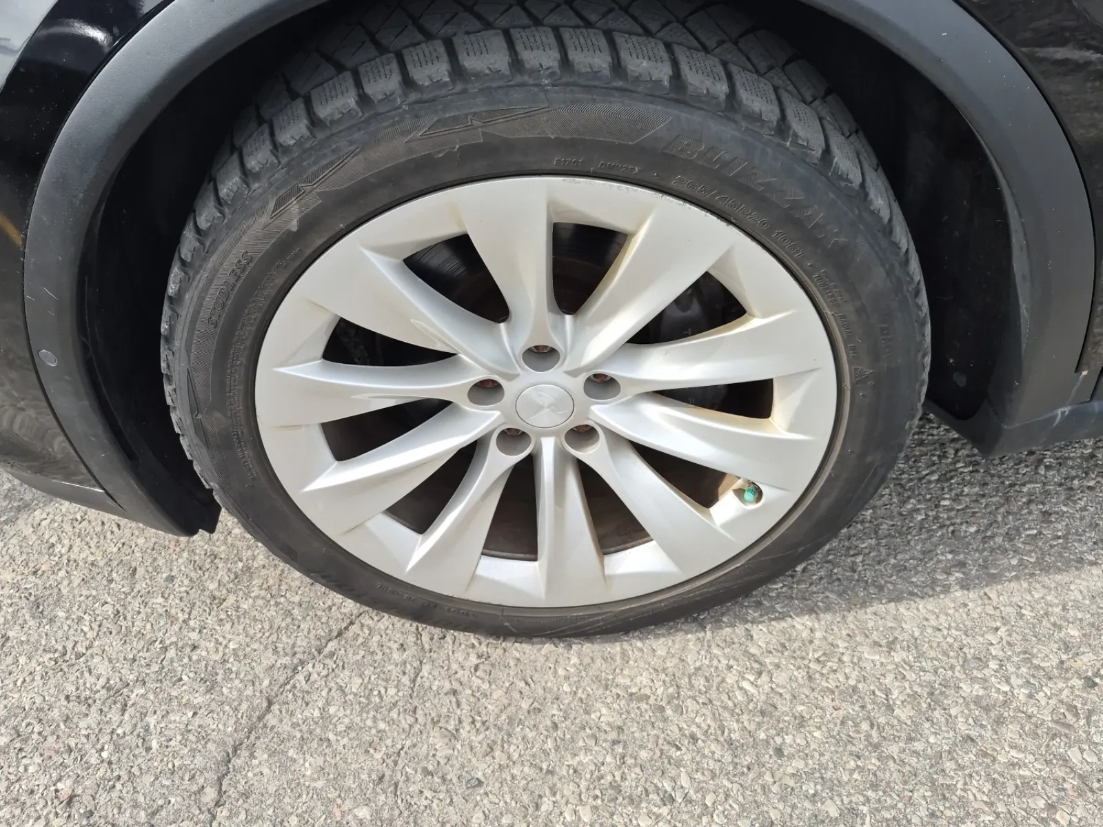Front driver wheel/tire photo
