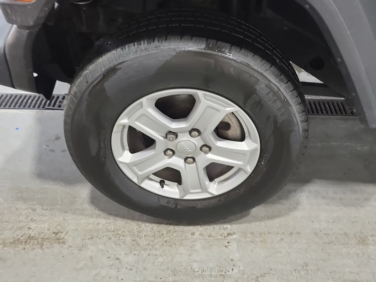 Front driver wheel/tire photo