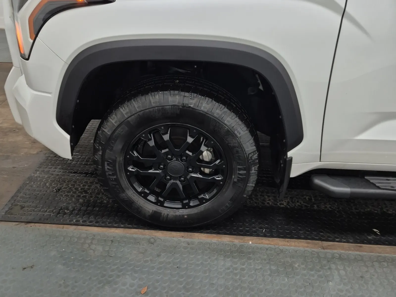 Front driver wheel/tire photo