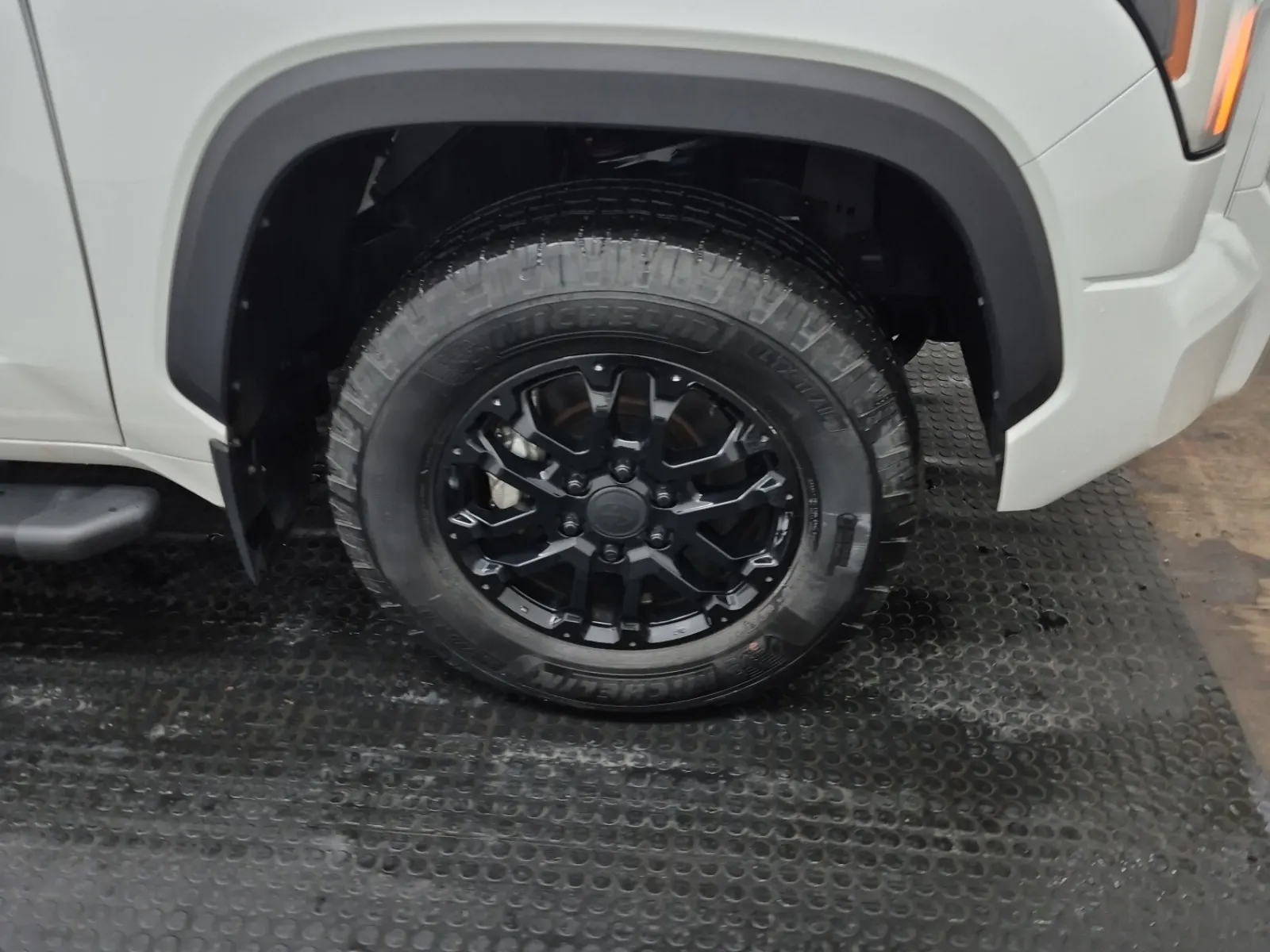 Right Front Wheel/Tire Photo