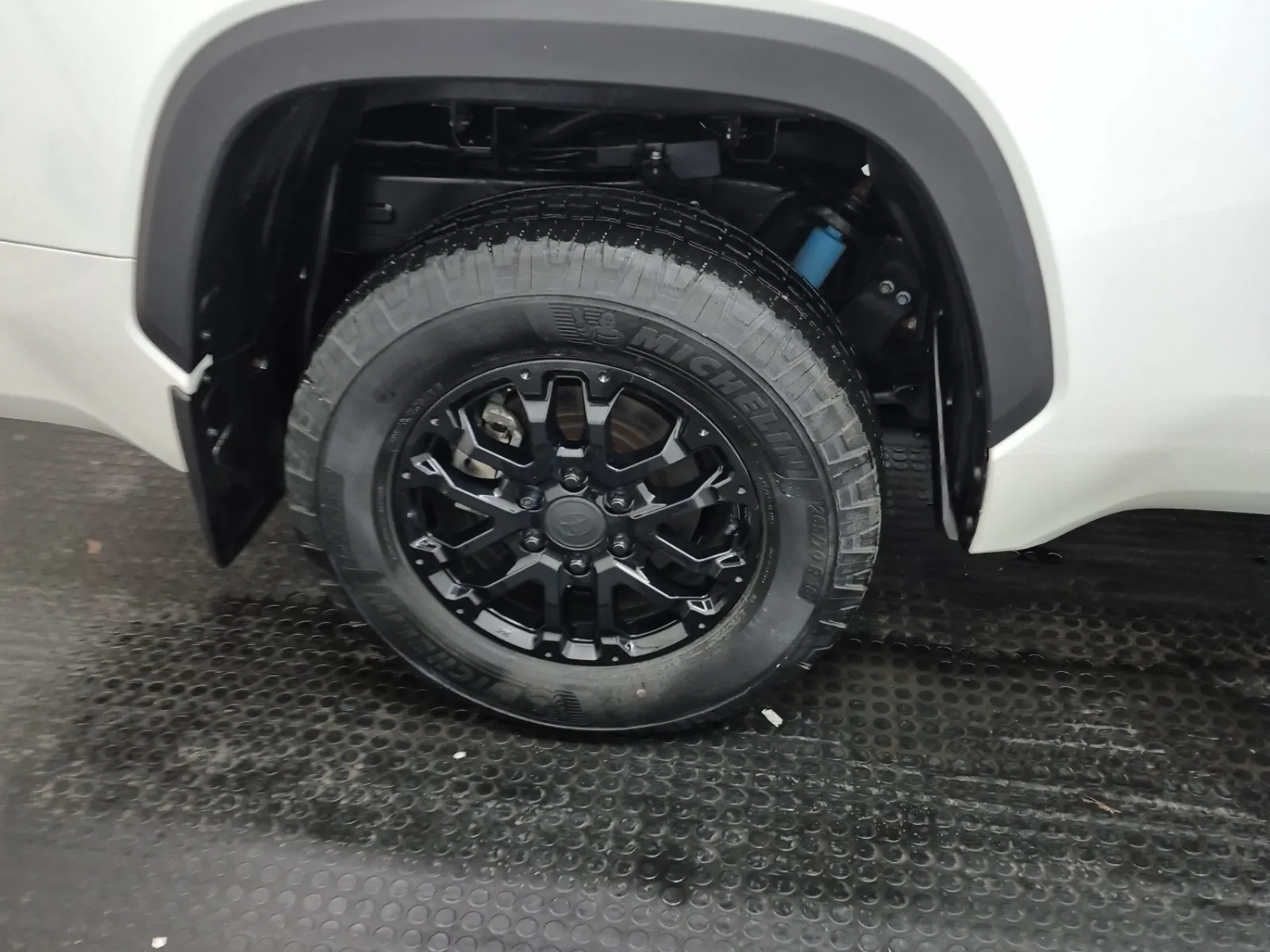 Right Rear Wheel/Tire Photo