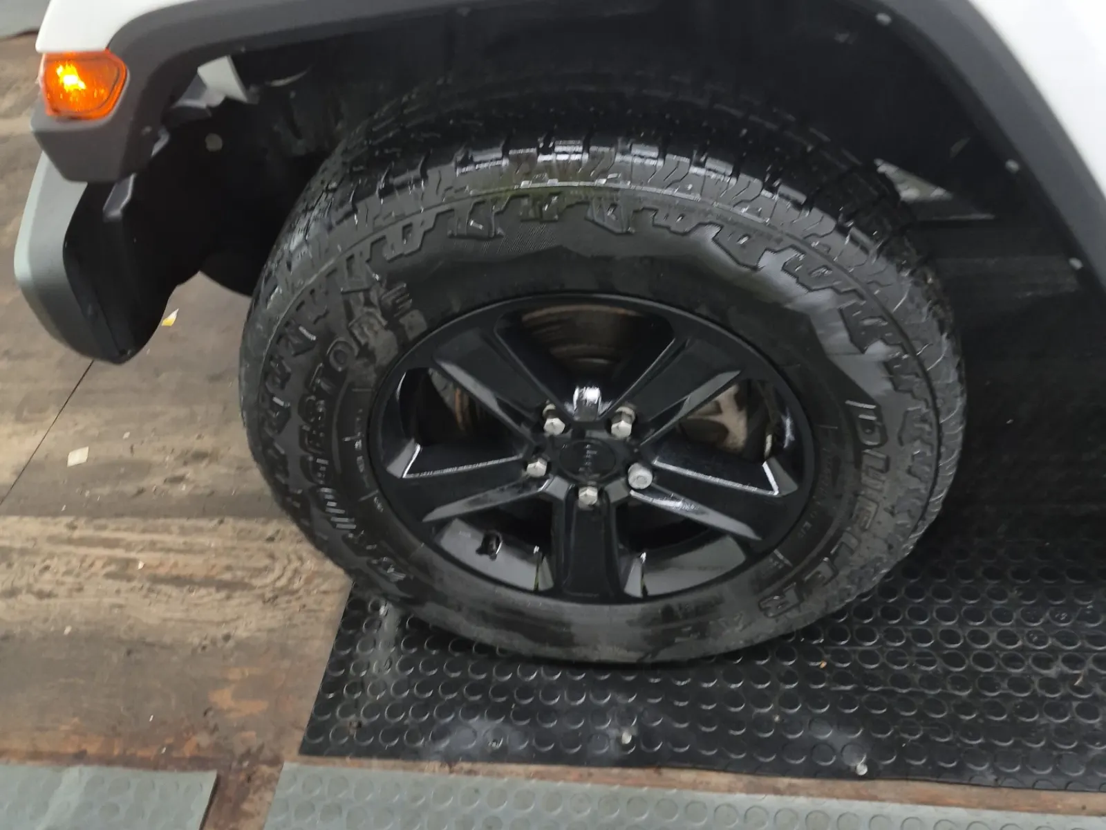 Front driver wheel/tire photo