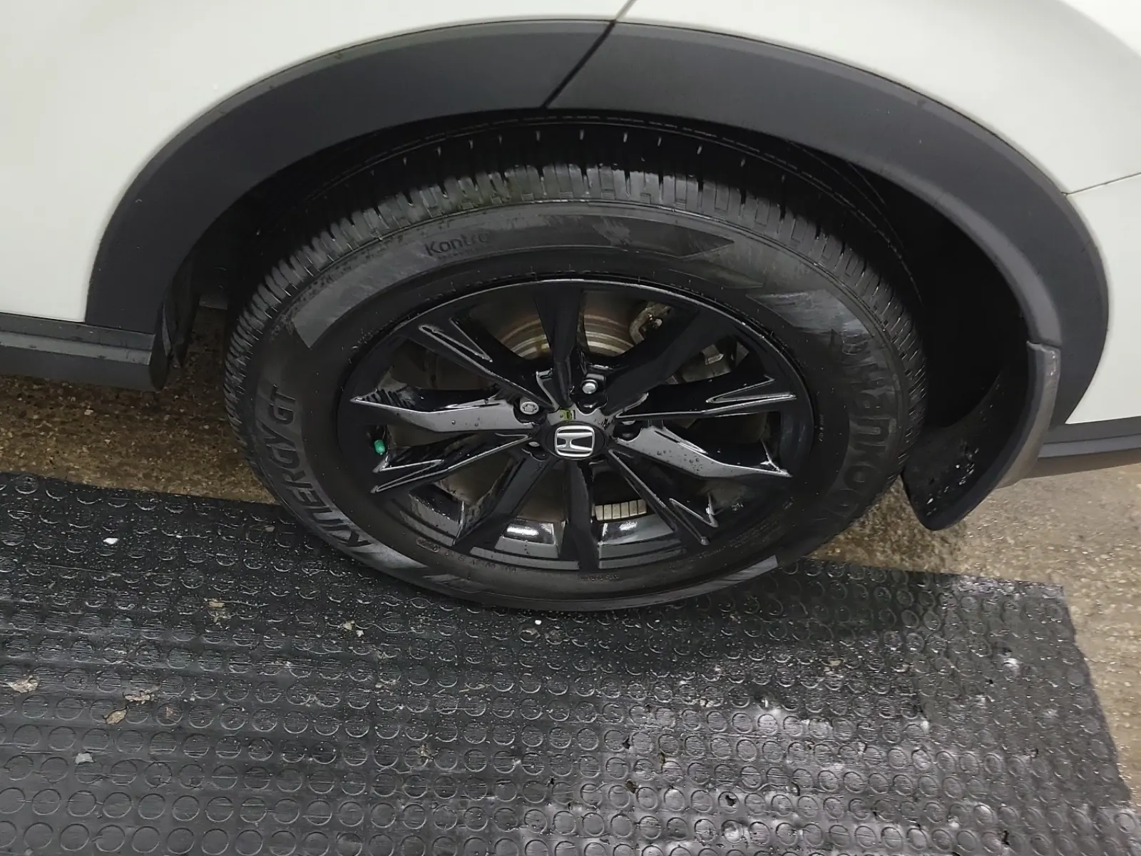 Left Rear Wheel/Tire Photo