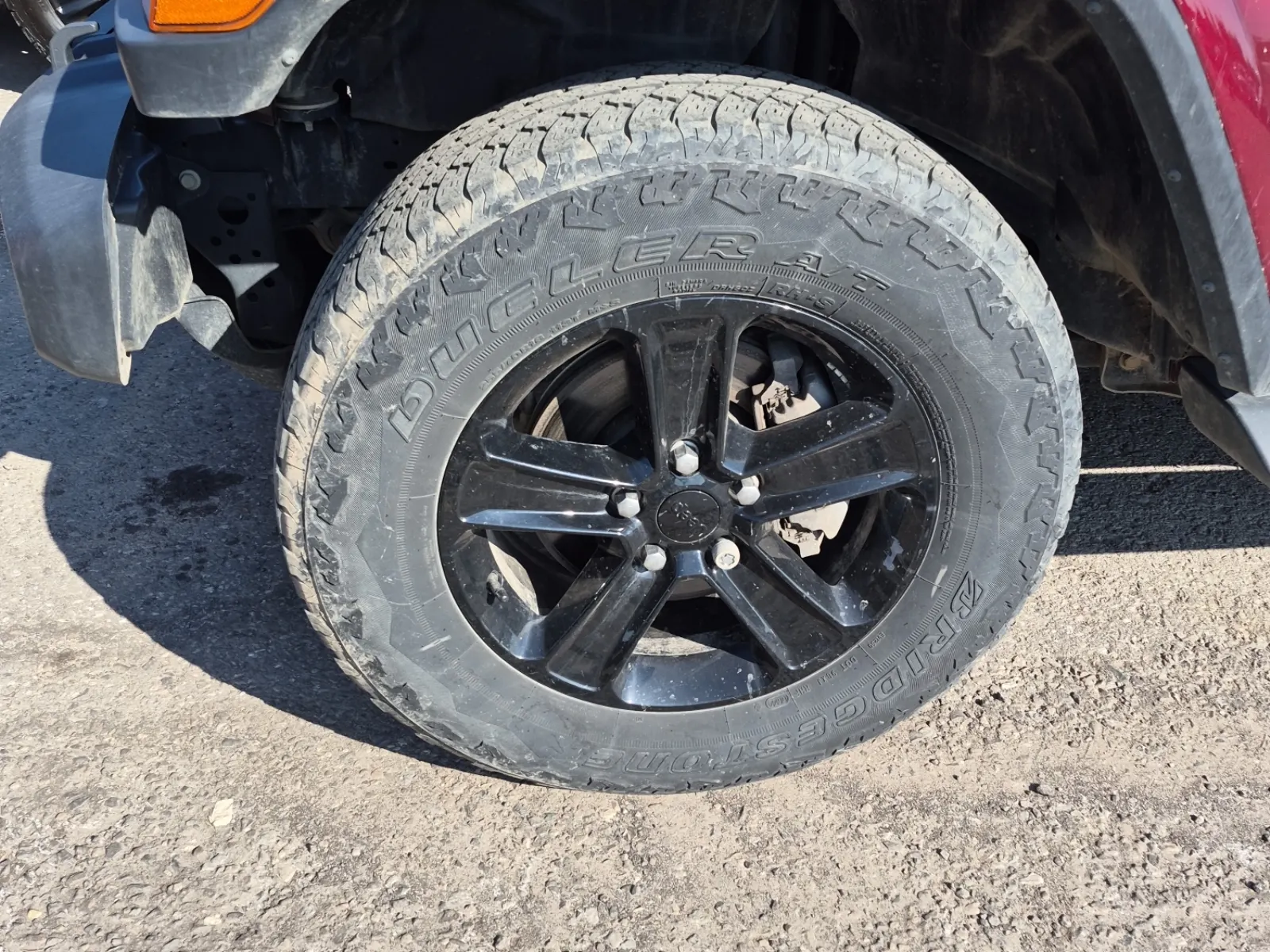 Front driver wheel/tire photo