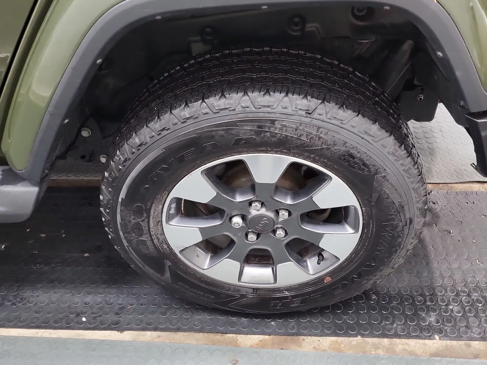 Left Rear Wheel/Tire Photo
