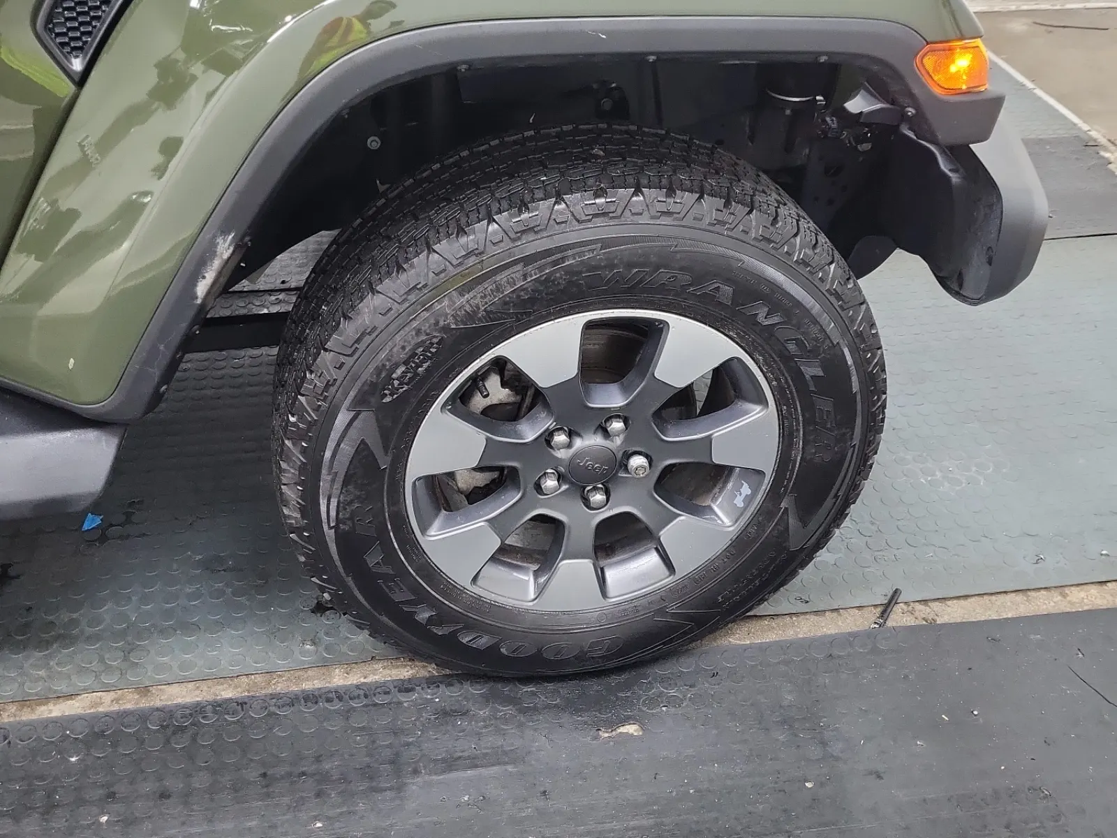 Right Front Wheel/Tire Photo