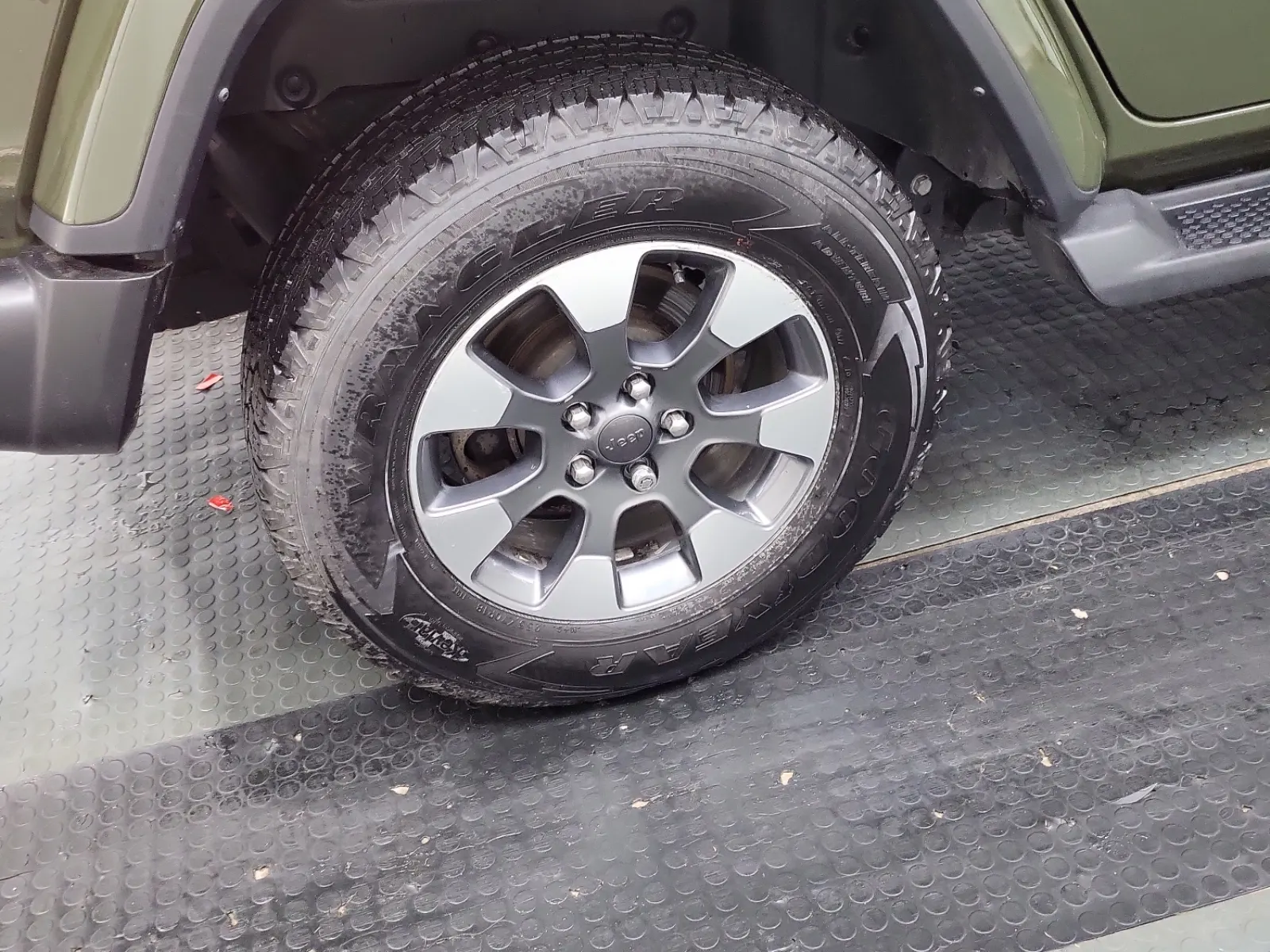 Right Rear Wheel/Tire Photo