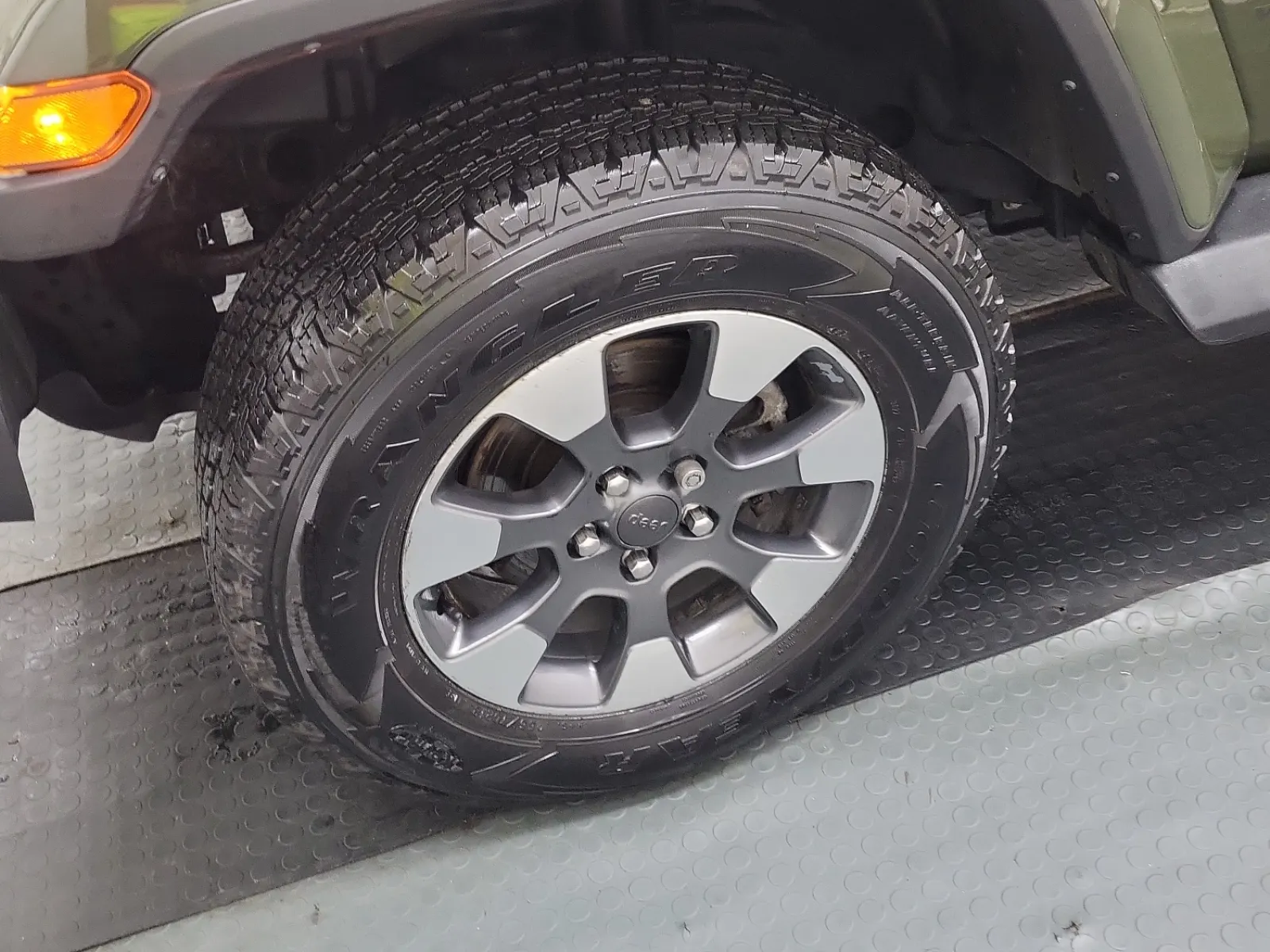 Front driver wheel/tire photo