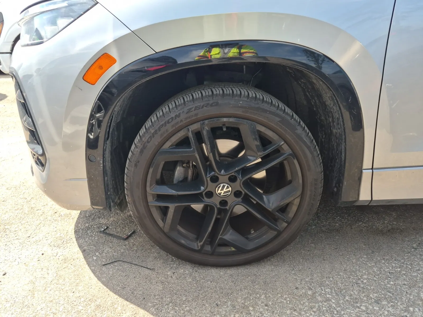 Front driver wheel/tire photo