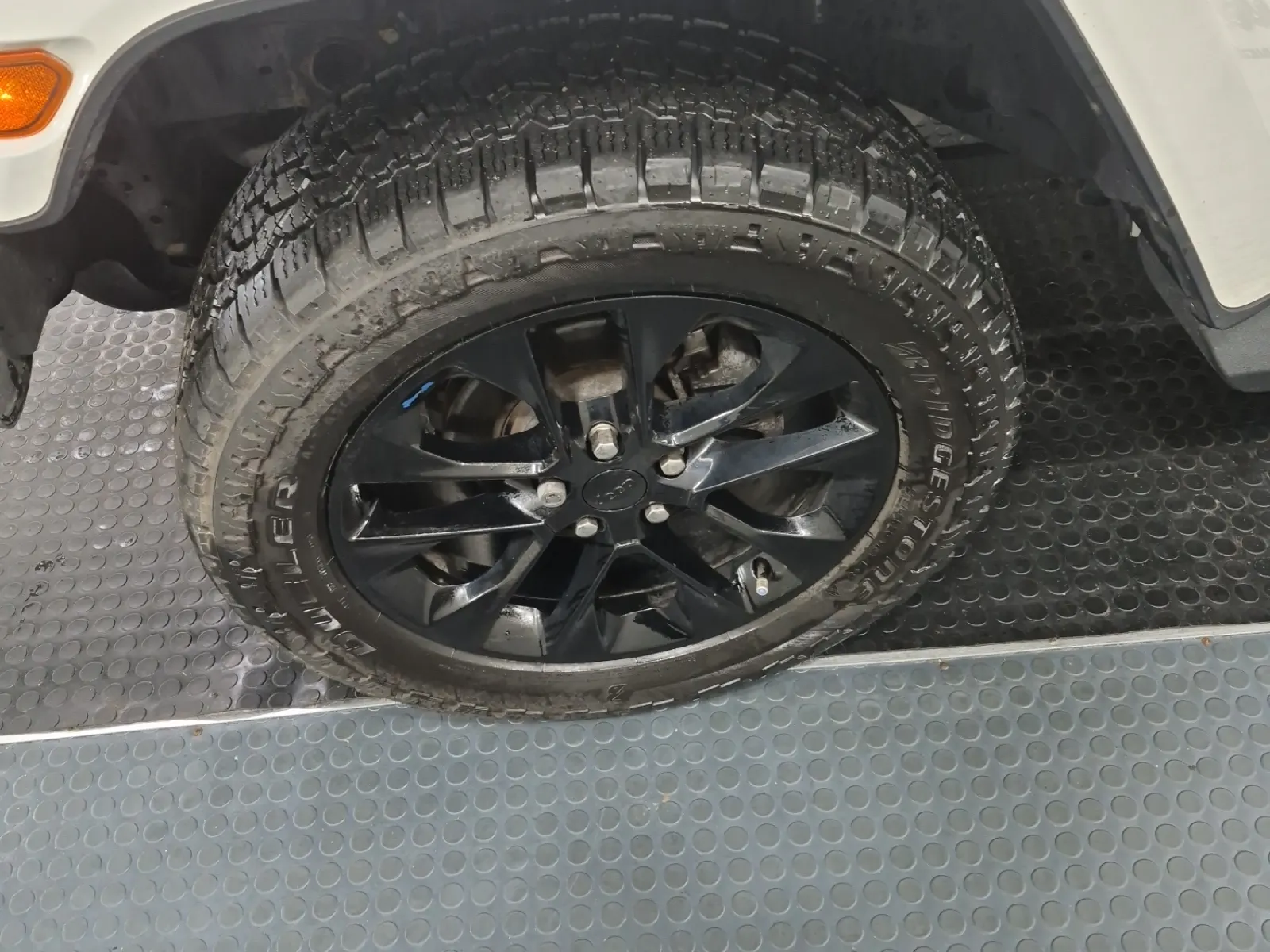 Front driver wheel/tire photo
