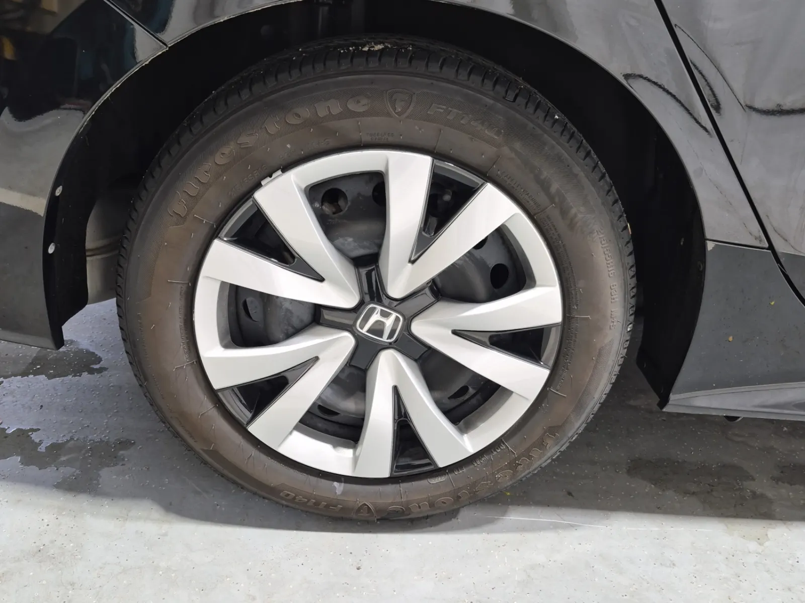 Right Rear Wheel/Tire Photo