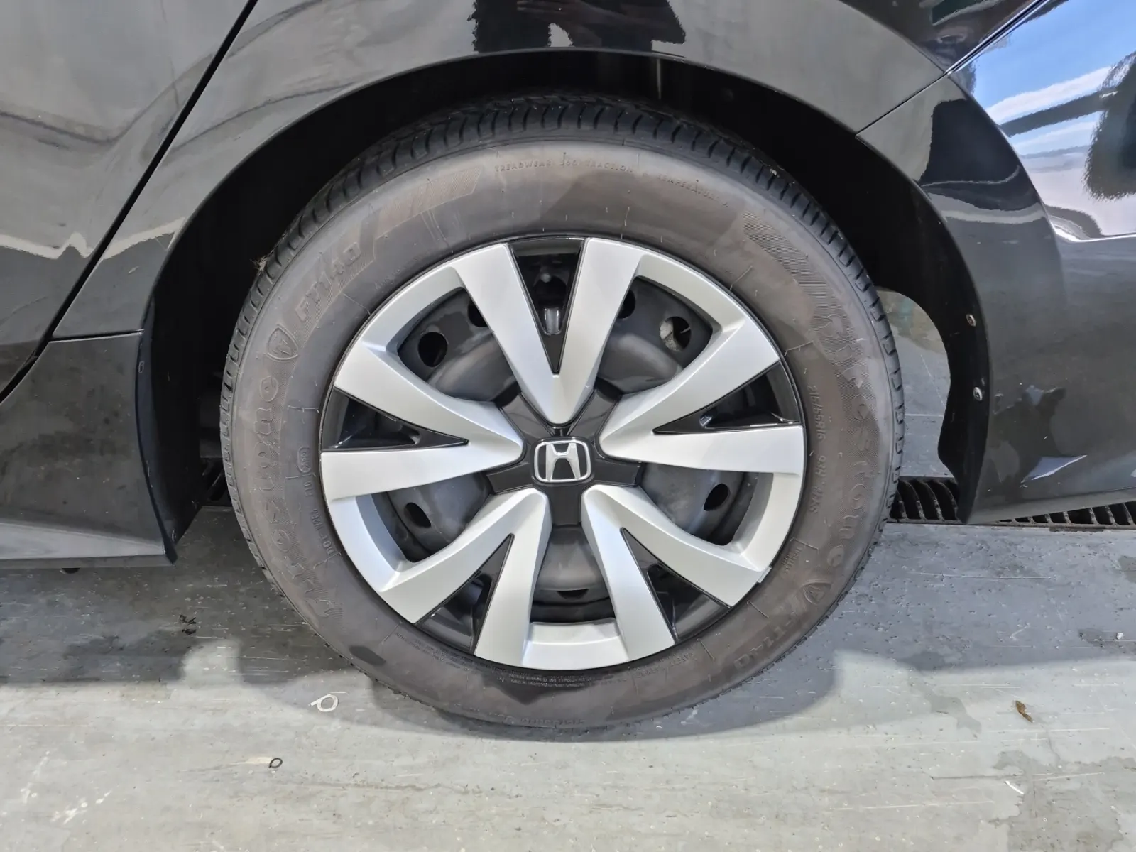 Left Rear Wheel/Tire Photo