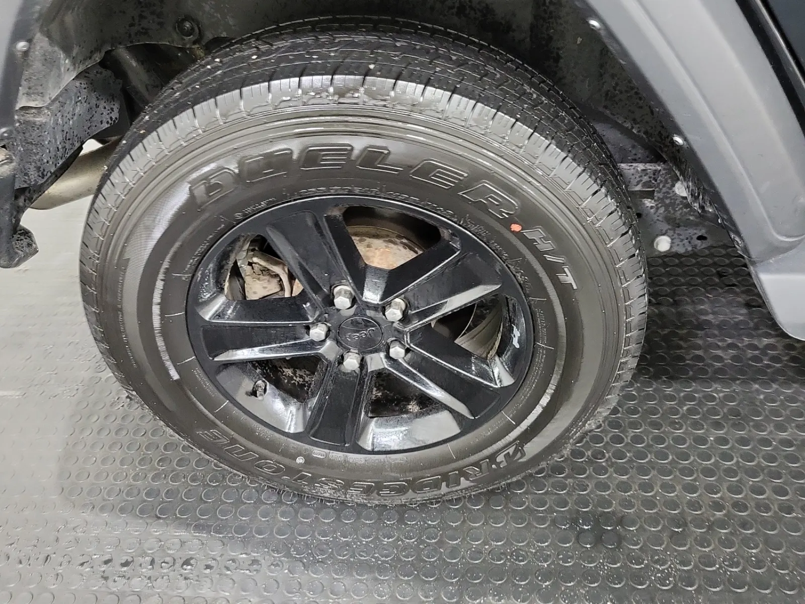 Right Rear Wheel/Tire Photo