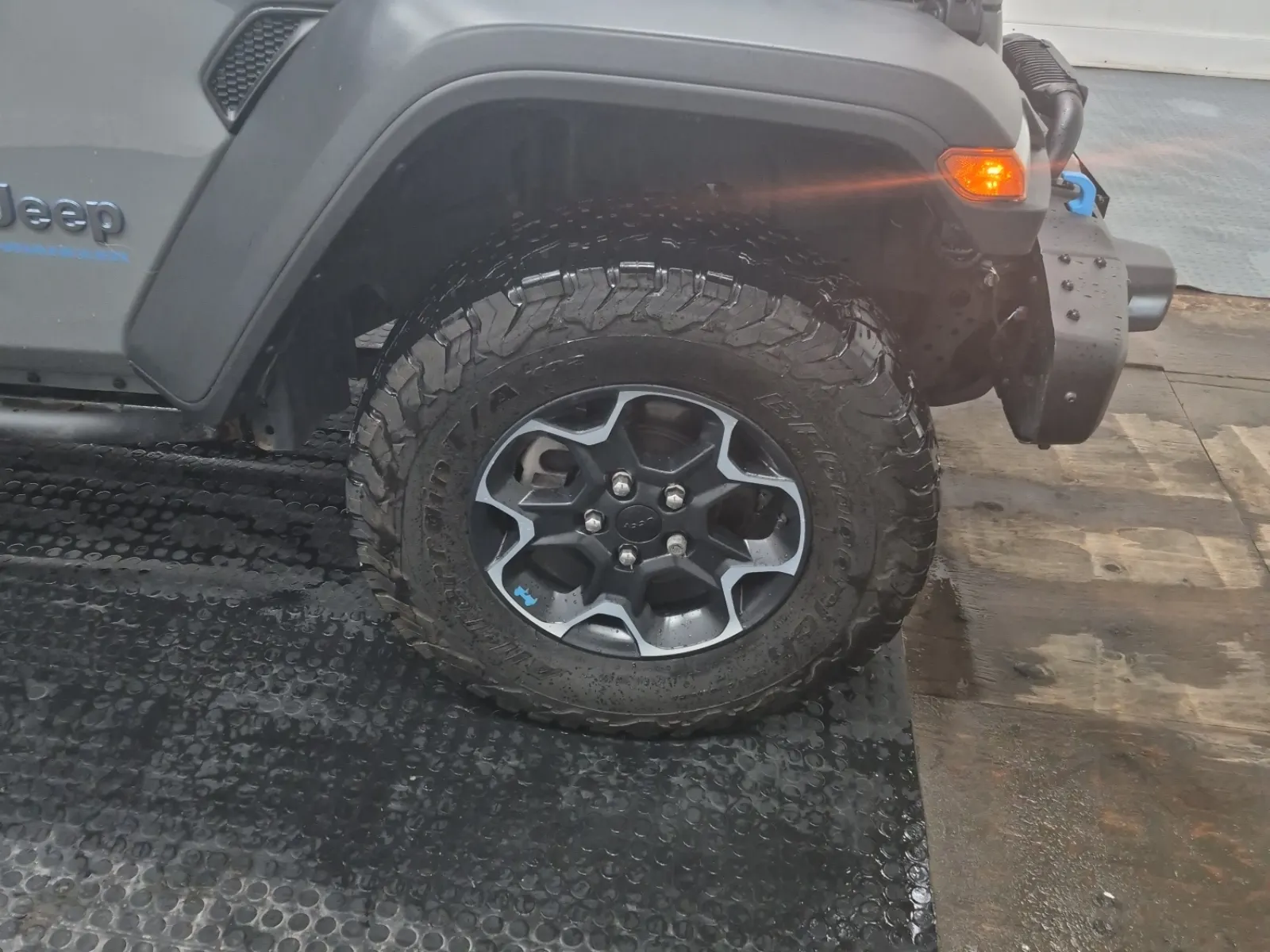 Right Front Wheel/Tire Photo