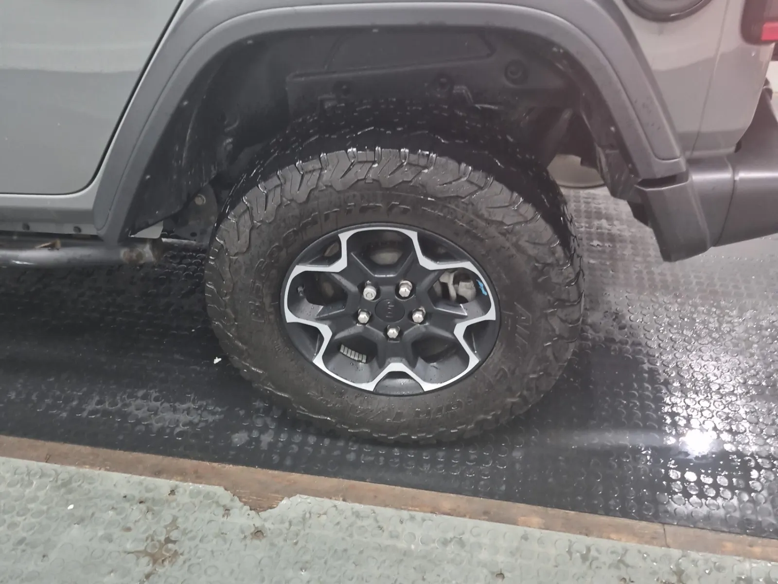Left Rear Wheel/Tire Photo