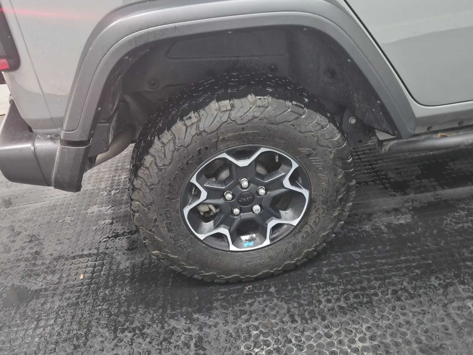 Right Rear Wheel/Tire Photo