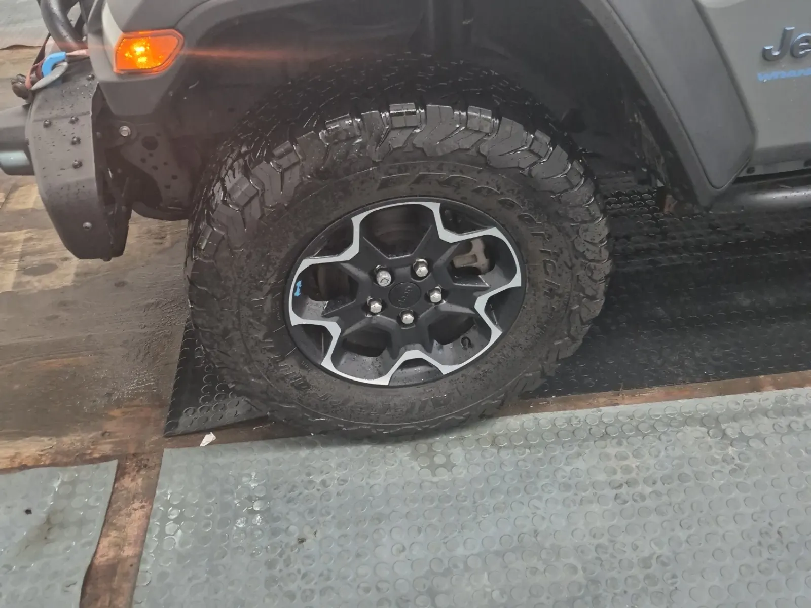 Front driver wheel/tire photo