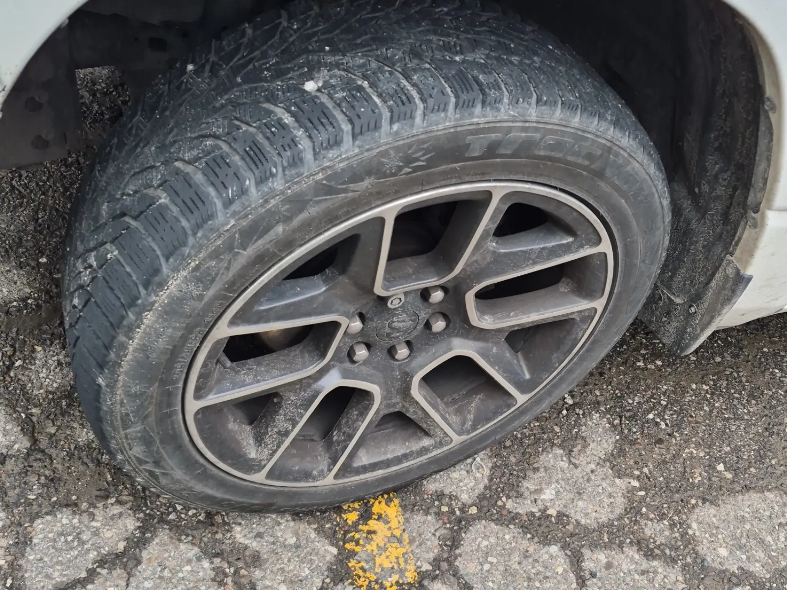 Front driver wheel/tire photo
