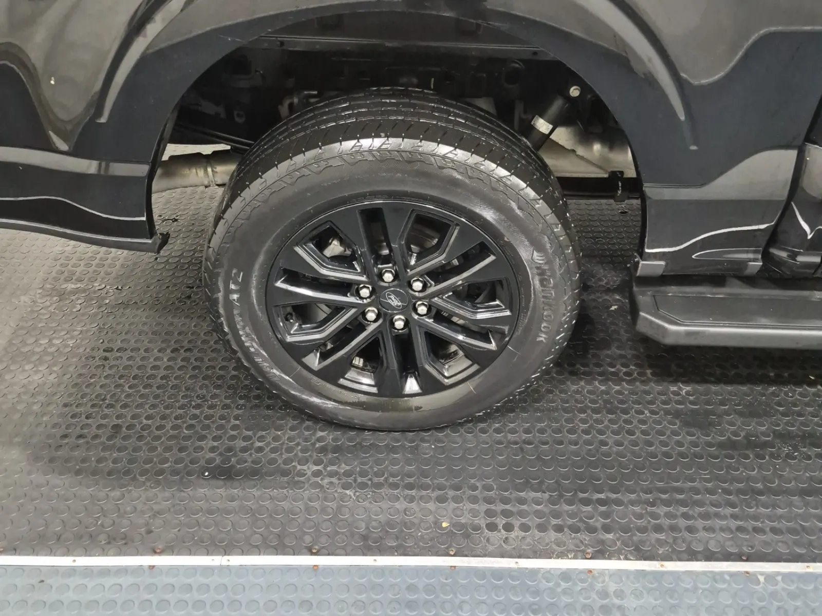 Right Rear Wheel/Tire Photo