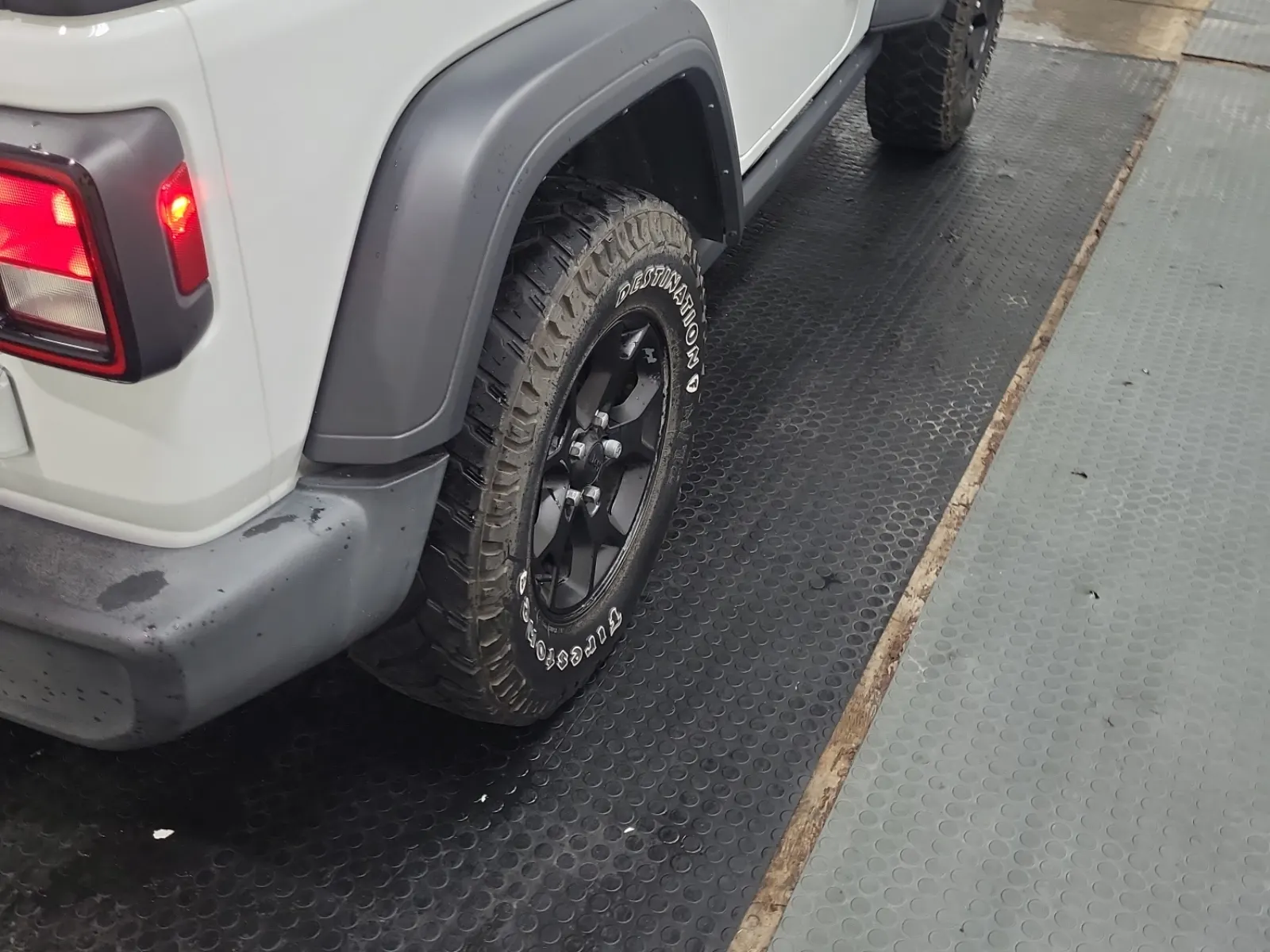 Right Rear Wheel/Tire Photo
