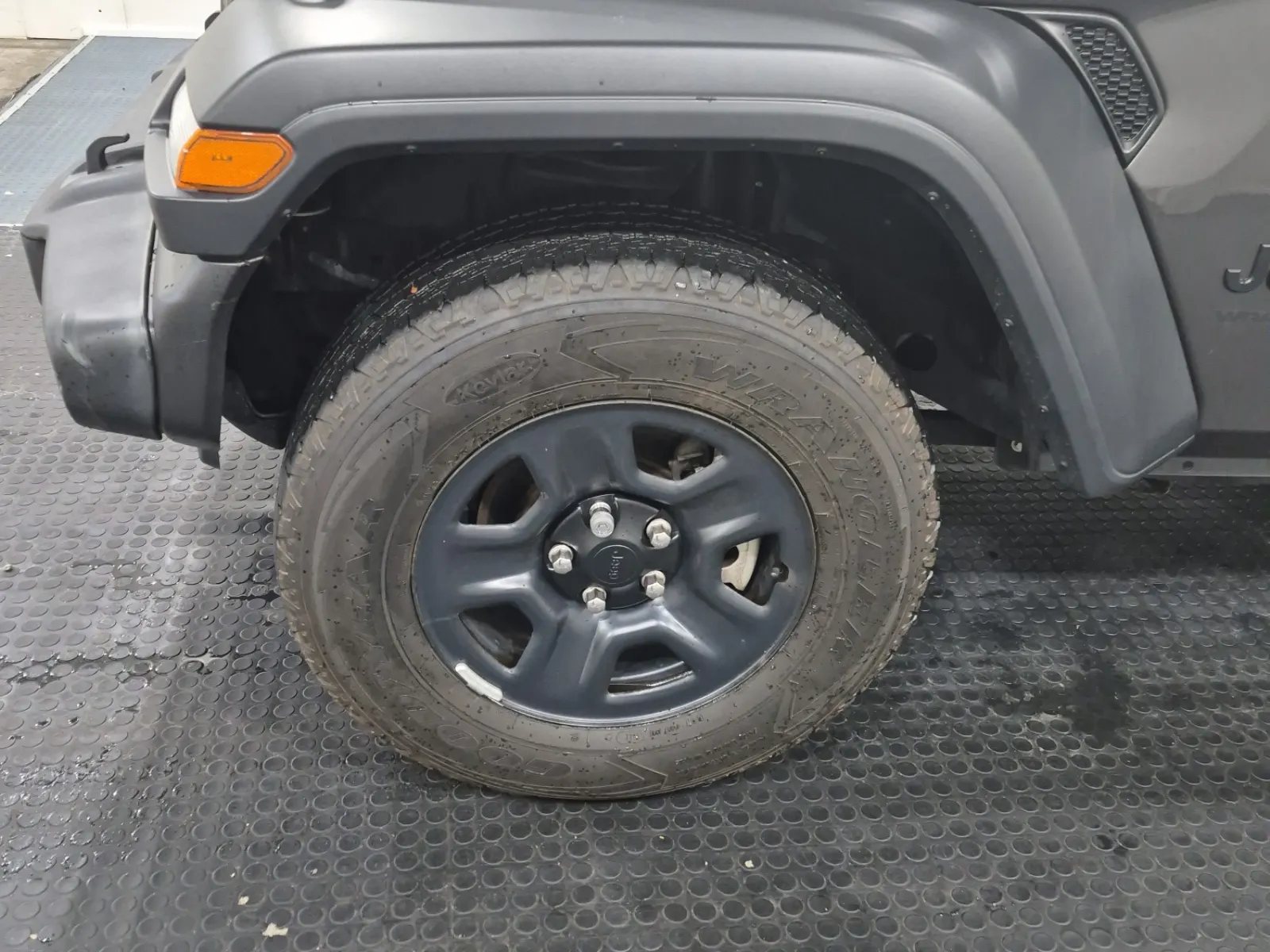 Front driver wheel/tire photo