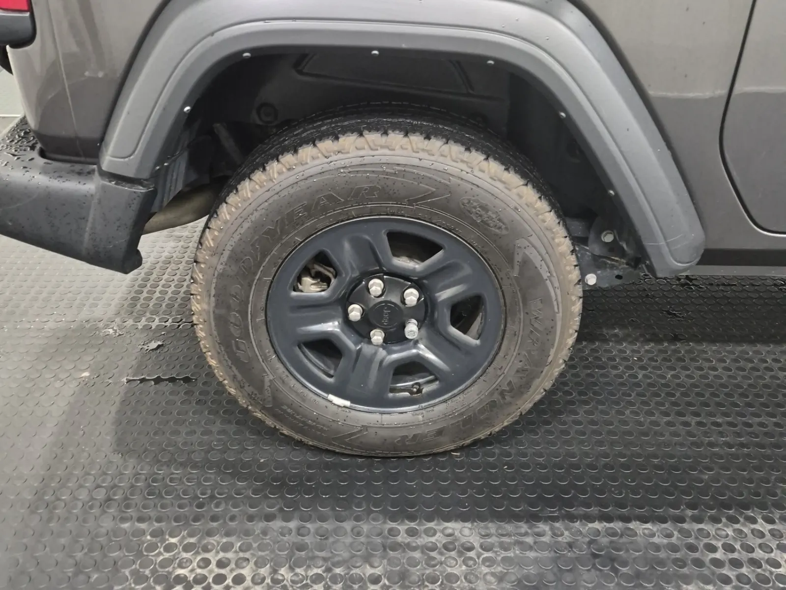 Right Rear Wheel/Tire Photo