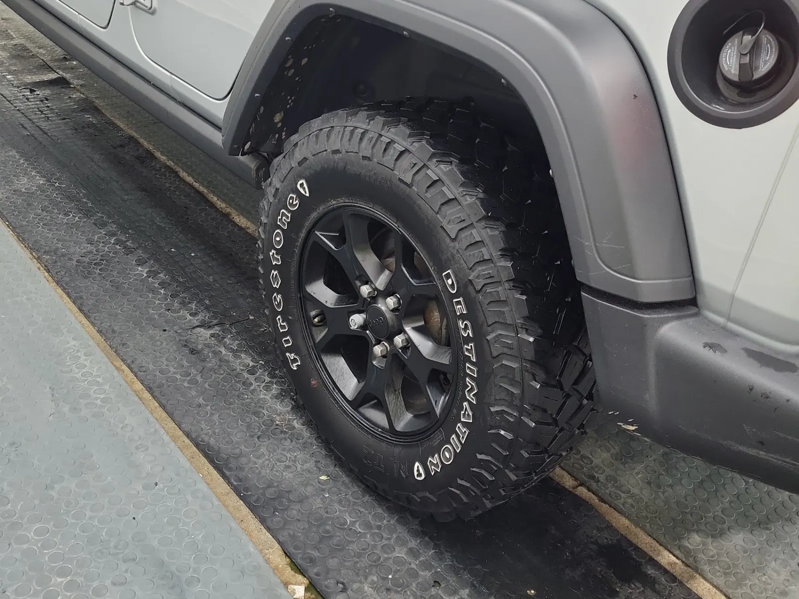 Left Rear Wheel/Tire Photo