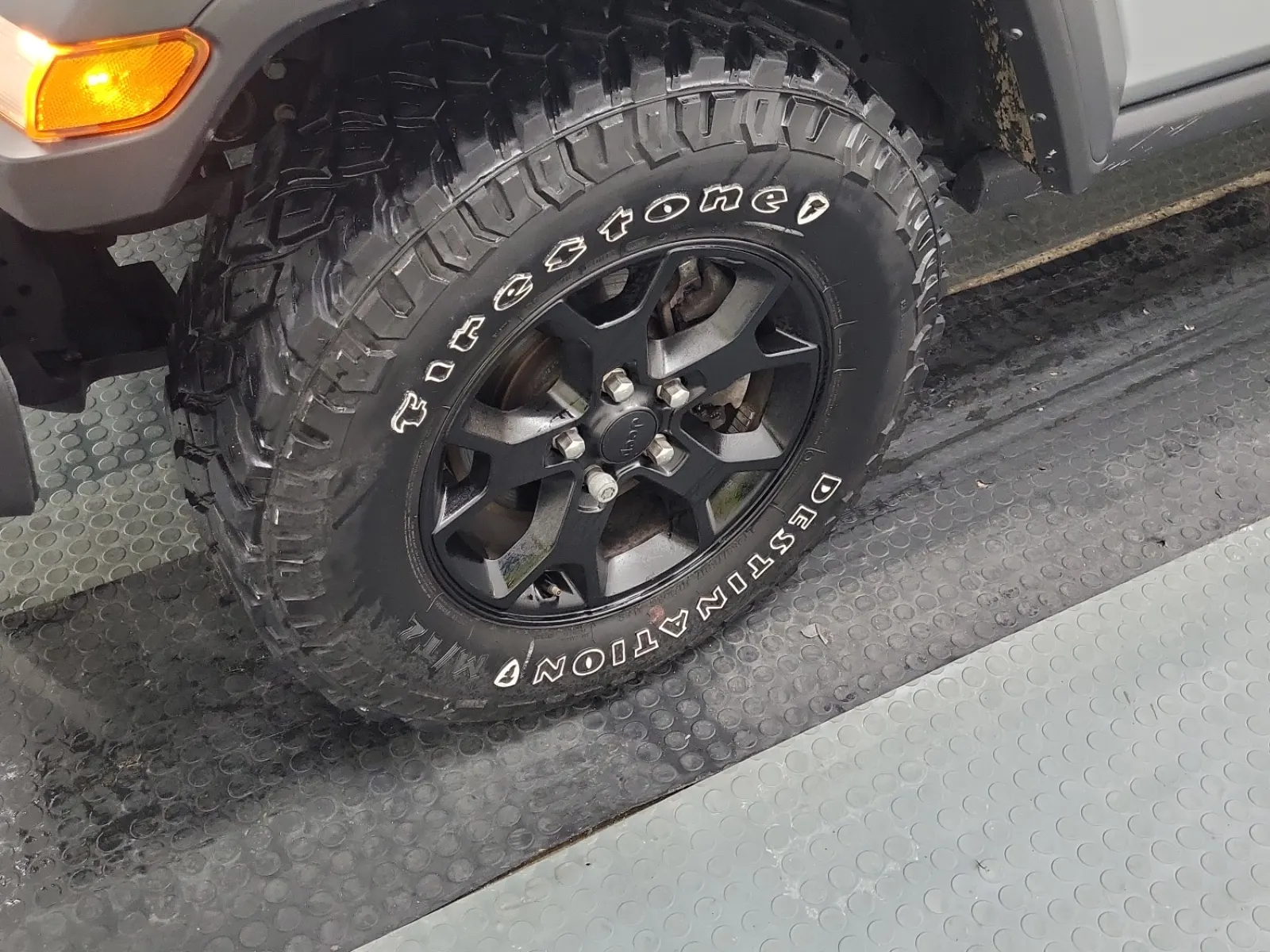 Front driver wheel/tire photo