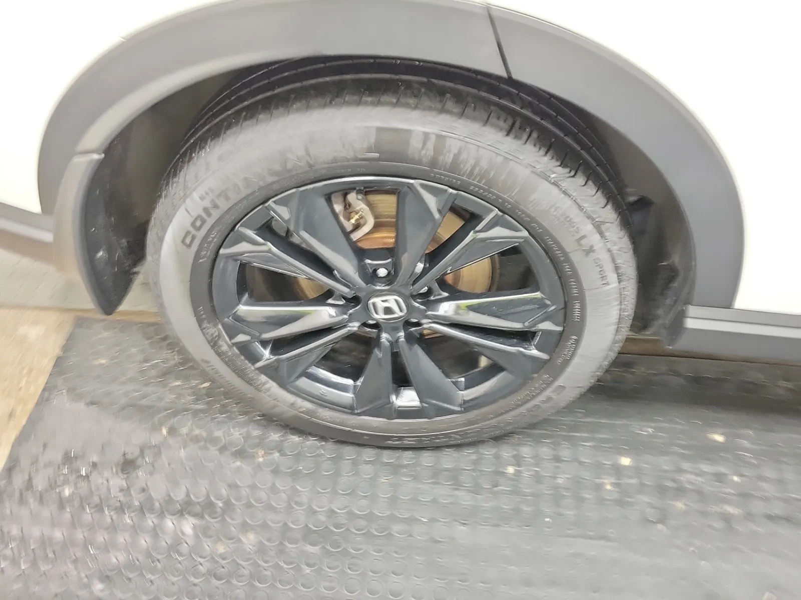 Right Rear Wheel/Tire Photo