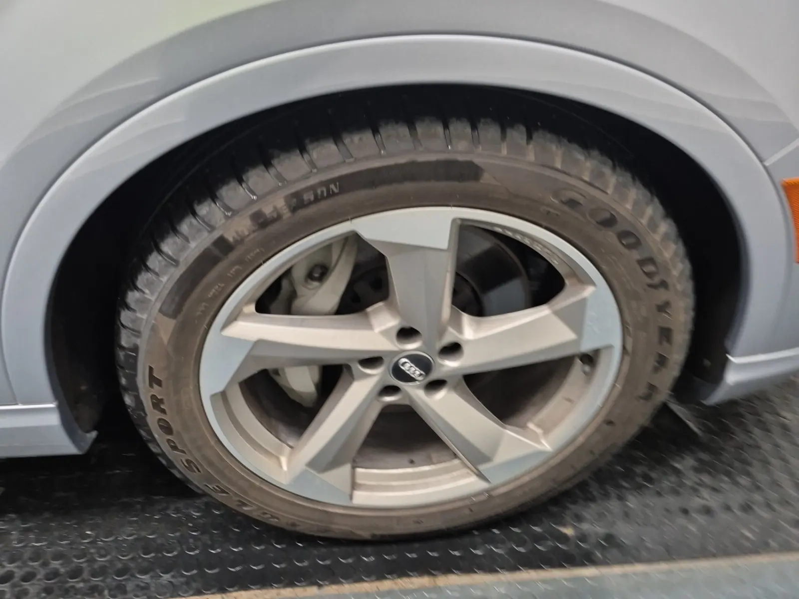Right Front Wheel/Tire Photo