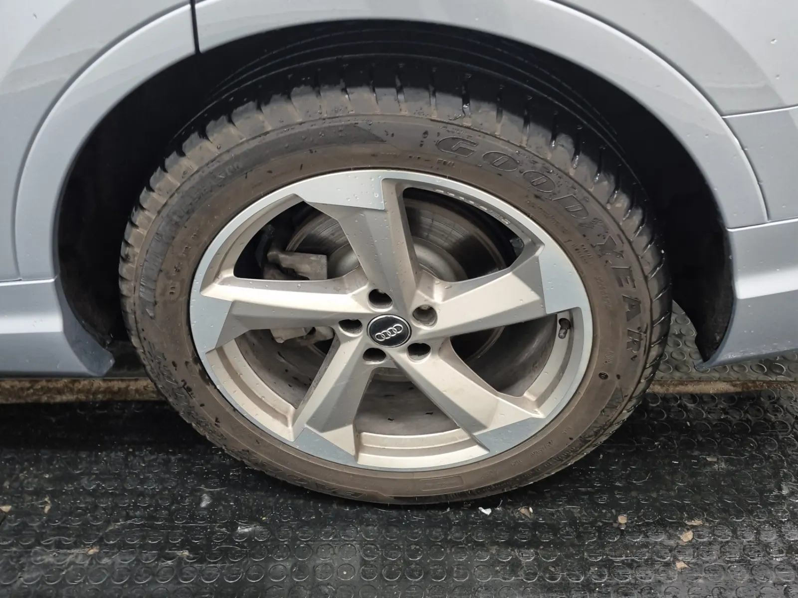 Left Rear Wheel/Tire Photo