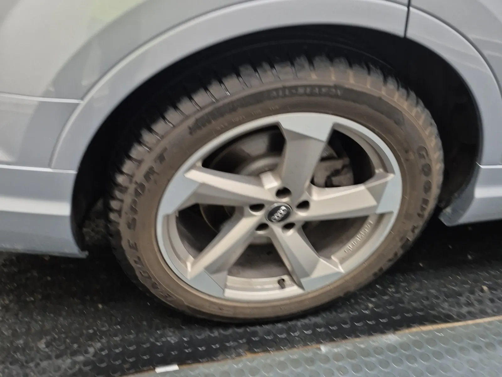 Right Rear Wheel/Tire Photo