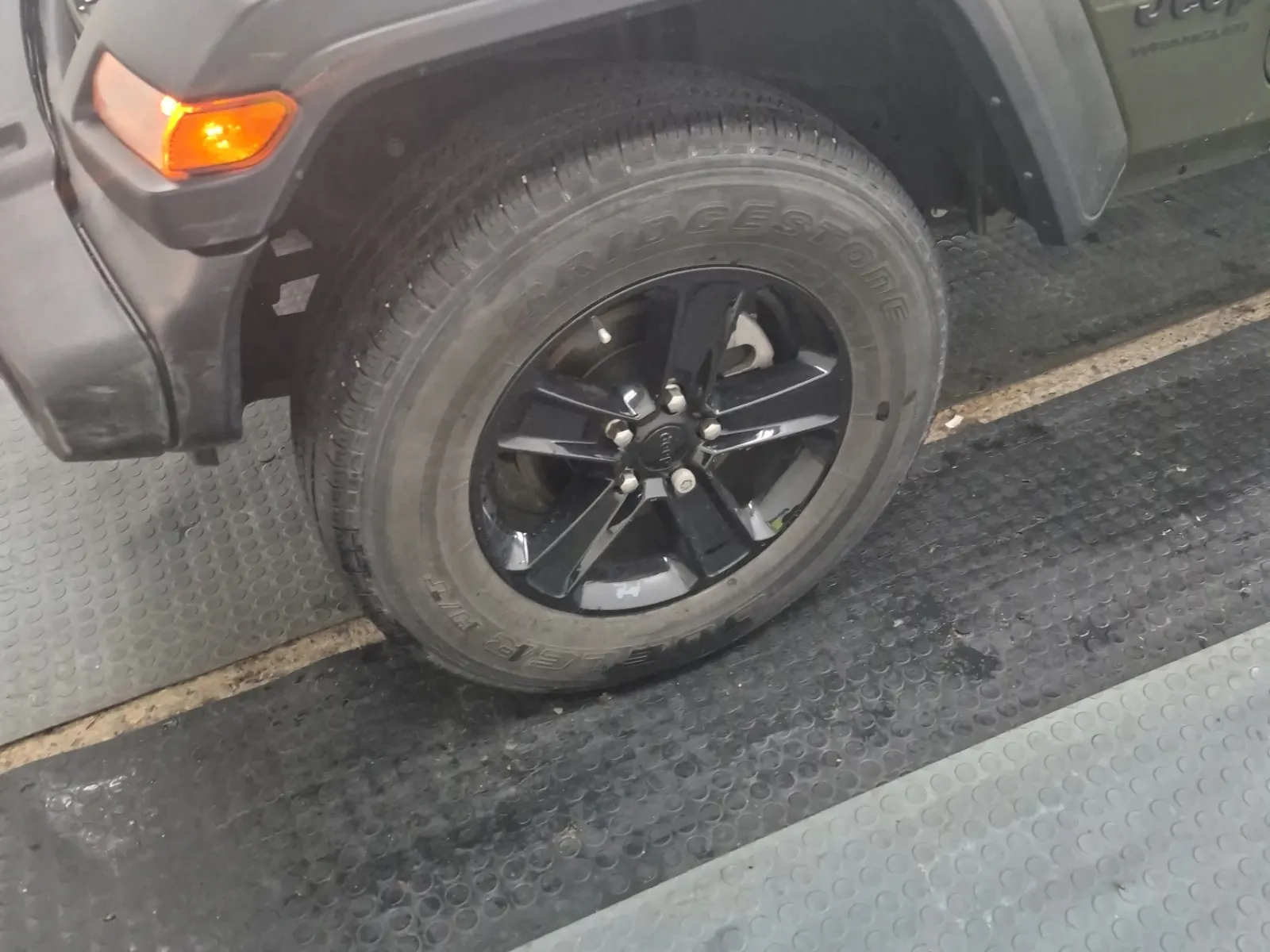 Front driver wheel/tire photo
