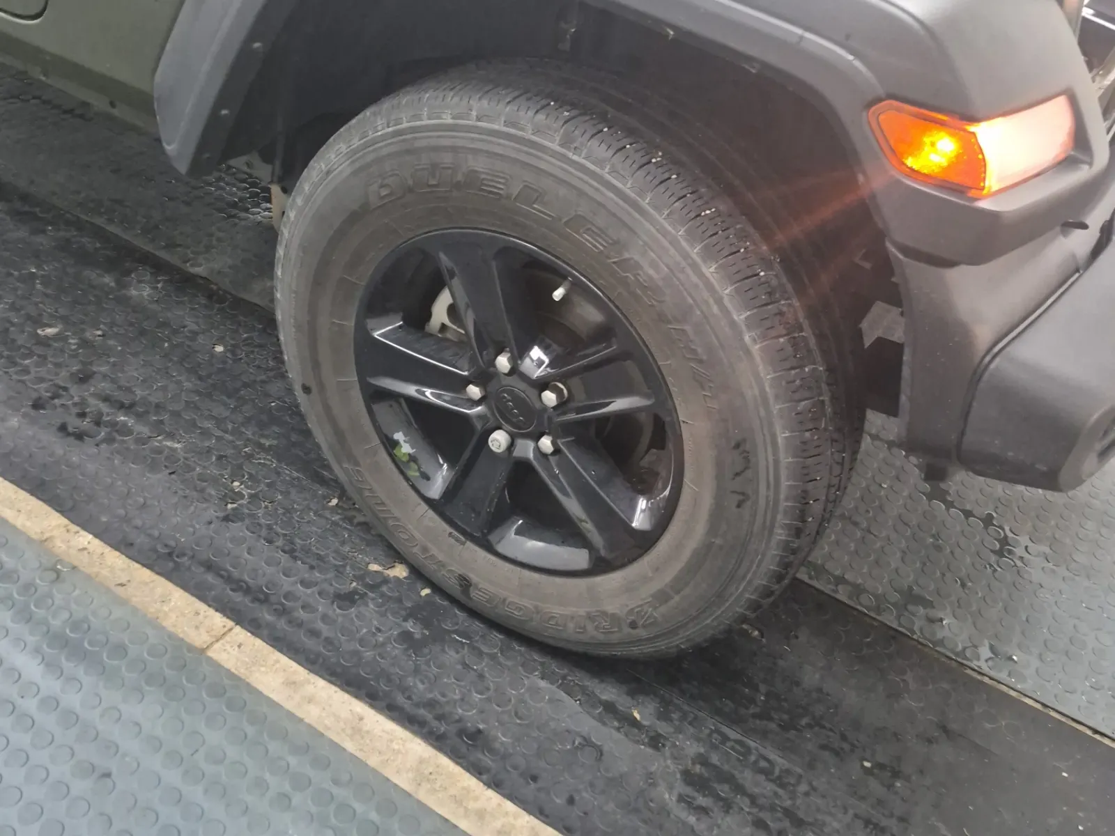 Right Front Wheel/Tire Photo