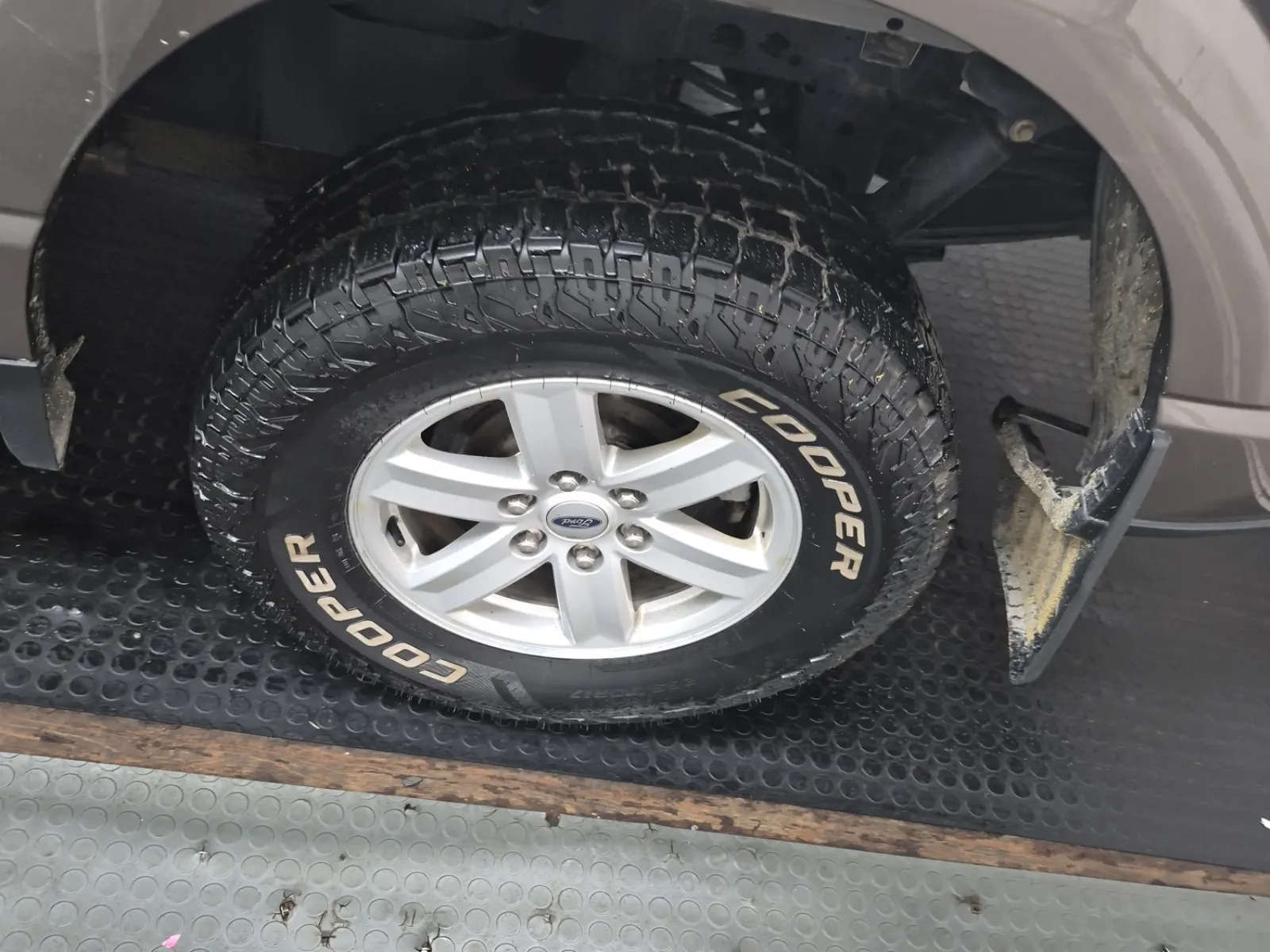 Left Rear Wheel/Tire Photo