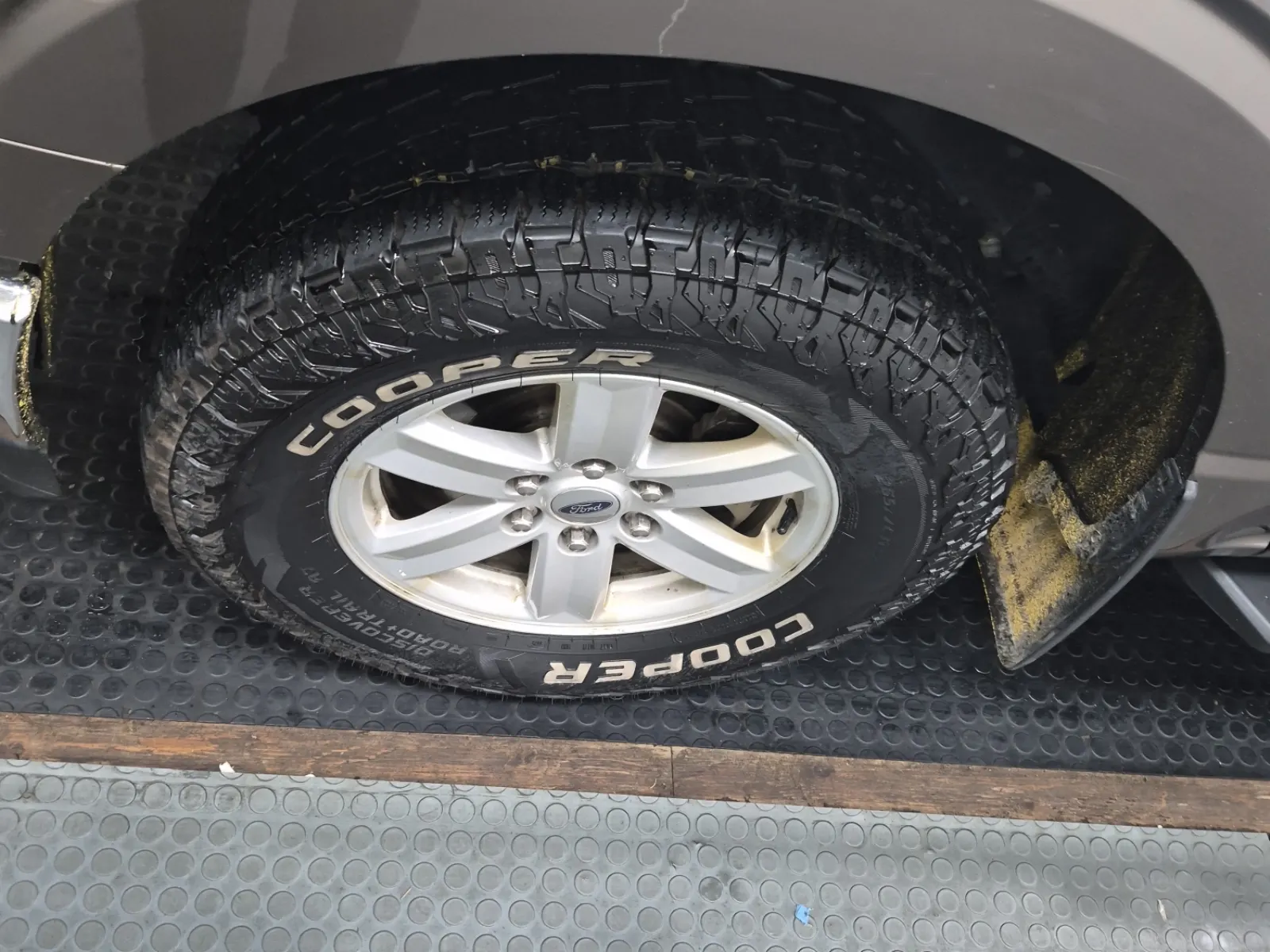 Front driver wheel/tire photo
