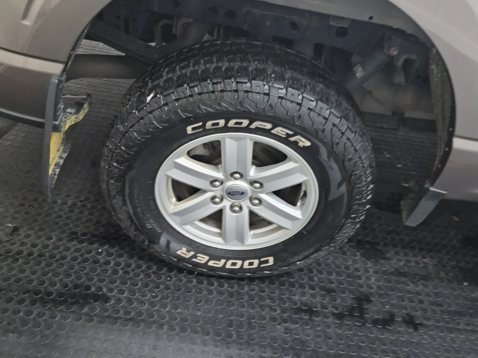 Right Rear Wheel/Tire Photo